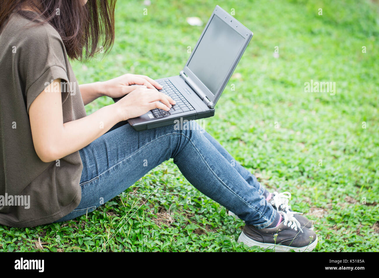 Mode de vie moderne de la technologie, de l'adolescence les femmes étudiant en utilisant un ordinateur portable avec les données de l'entreprise travaillant dans l'université. Banque D'Images