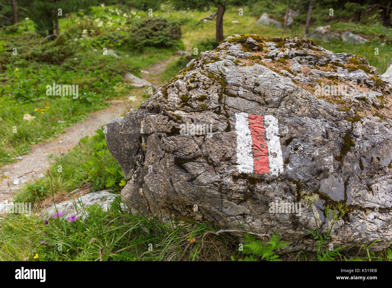 Arolla, Suisse - haute route trail blaze sur sentier de randonnée, dans les Alpes Pennines. Banque D'Images