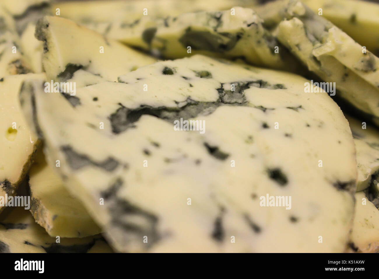 Tranches de fromage bleu fond in close up Banque D'Images