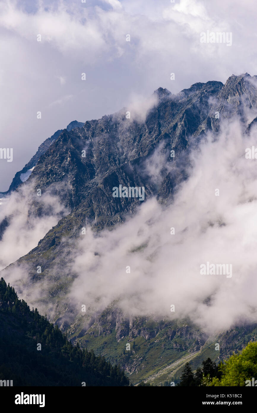 Arolla, Suisse - nuages et paysage de montagne, dans les Alpes valaisannes. Banque D'Images
