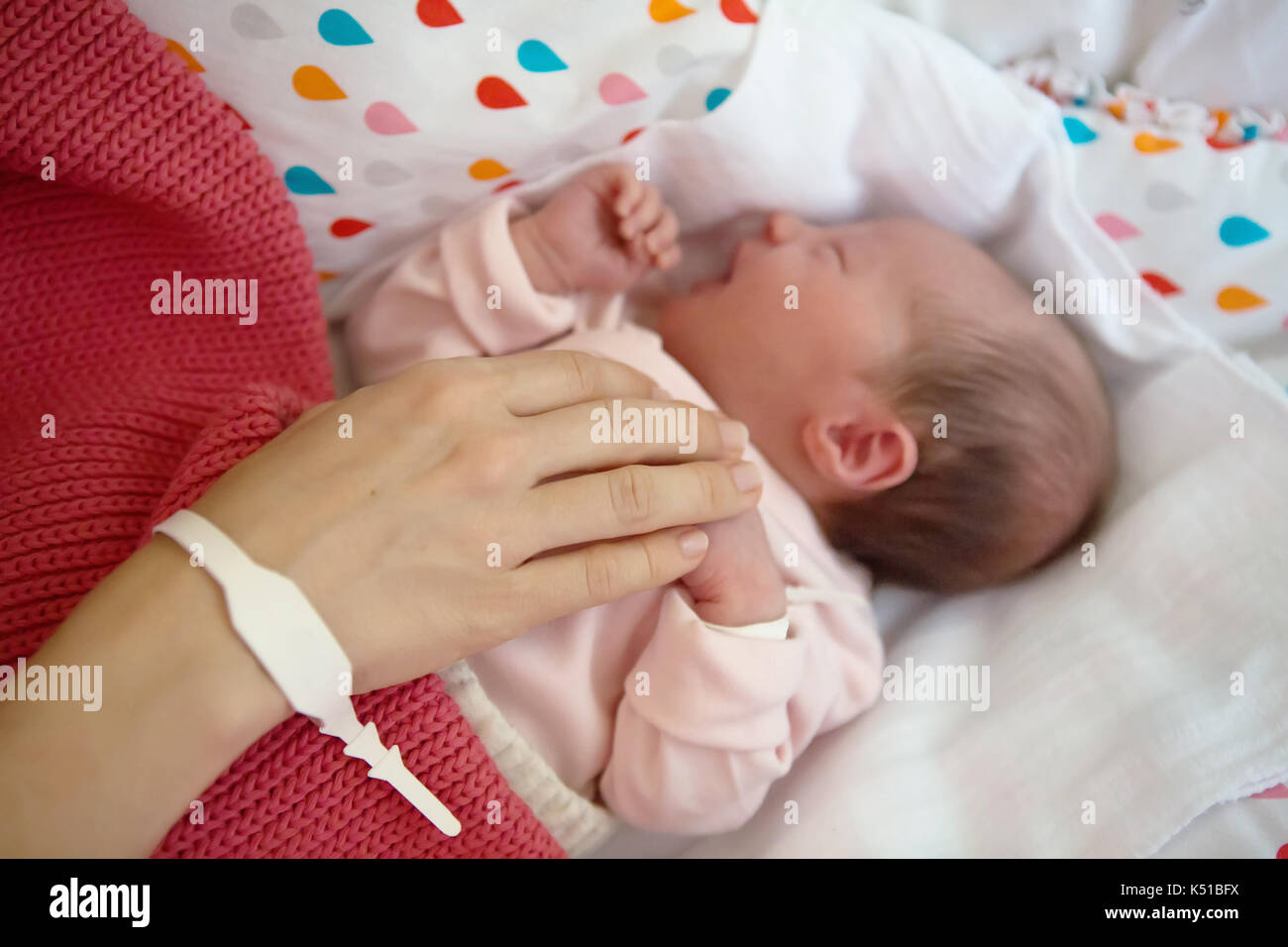 La Main De La Mere Au Nouveau Ne Bebe Fille Femme Caressant Dans Son Berceau Bracelets De Maternite Sur Leurs Mains Pour Aider A Les Identifier Photo Stock Alamy La Main De La Mere Au Nouveau Ne Bebe Fille Femme Caressant Dans Son Berceau Bracelets De Maternite Sur Leurs Mains Pour Aider A Les Identifier Photo Stock Alamy