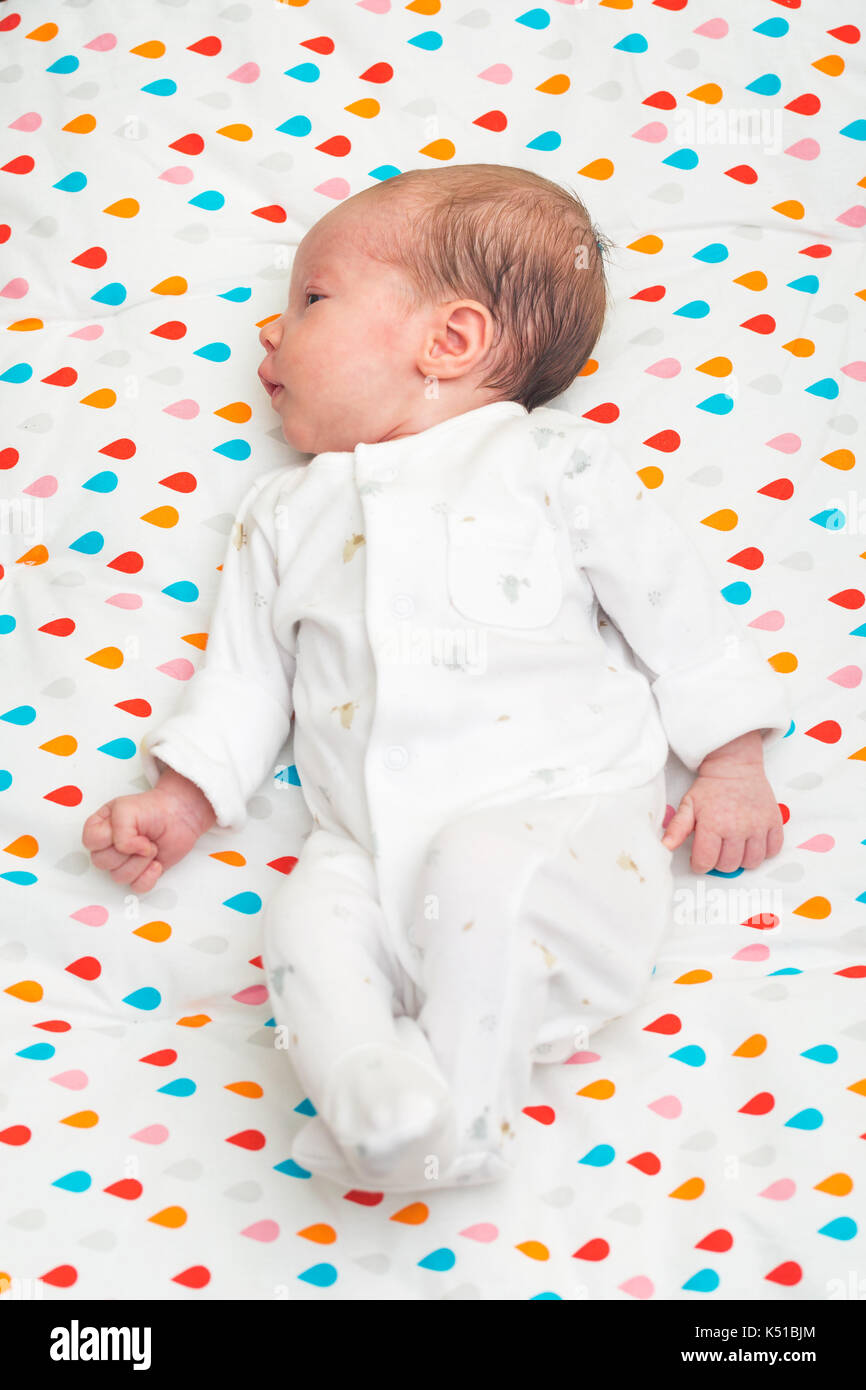 Bebe Nouveau Ne Habille En Blanc De Dormir Sur Le Dos Tete Sur Le Cote Photo Stock Alamy
