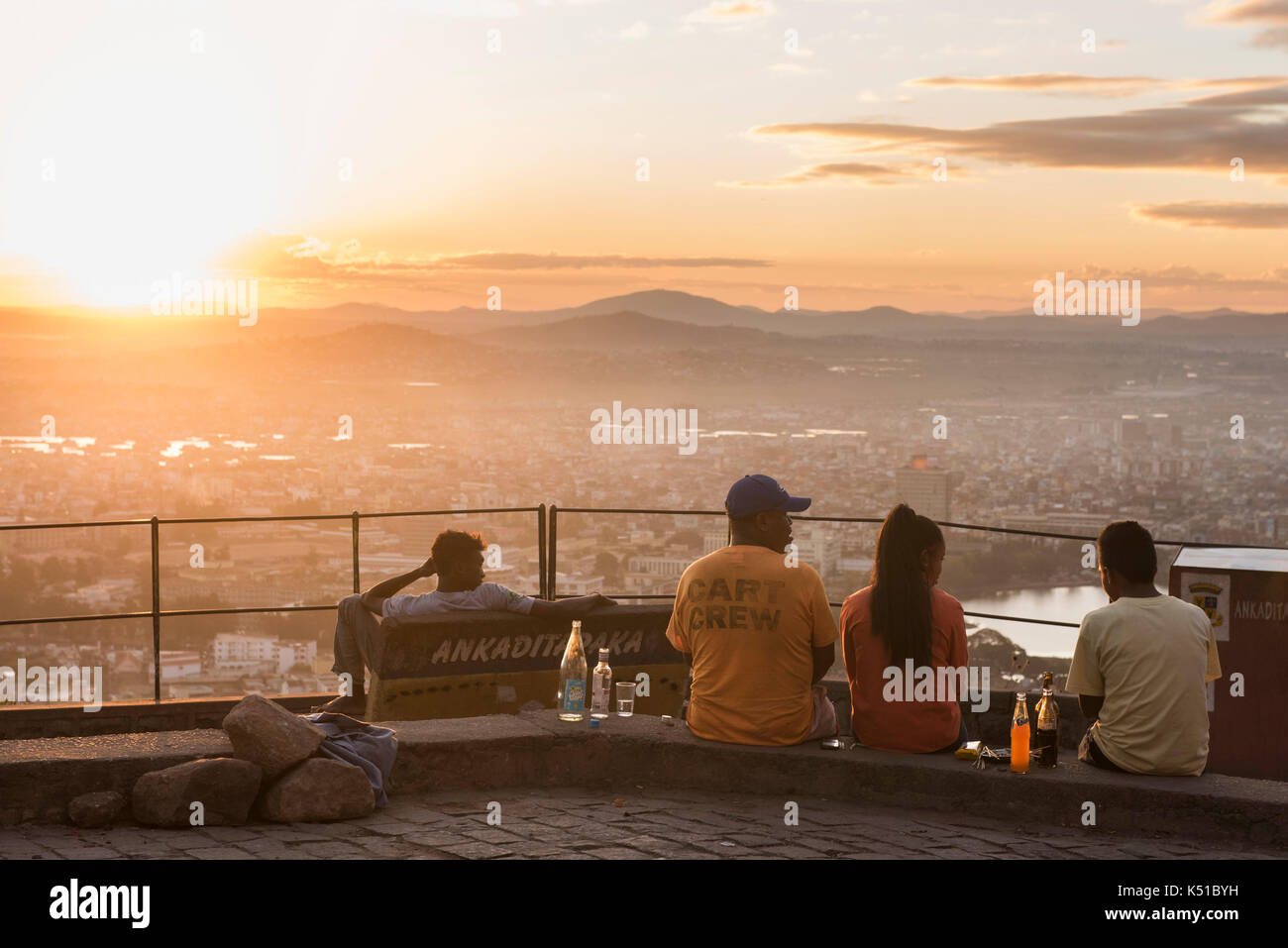 Les personnes bénéficiant de la vue sur la ville depuis la ville haute (Haute-Ville) au coucher du soleil, Antananarivo, Madagascar Banque D'Images