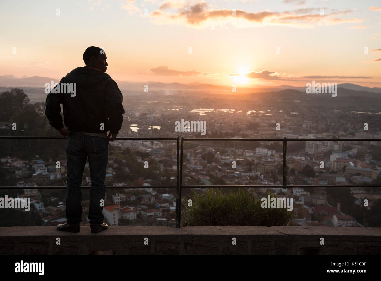 Les personnes bénéficiant de la vue sur la ville depuis la ville haute (Haute-Ville) au coucher du soleil, Antananarivo, Madagascar Banque D'Images