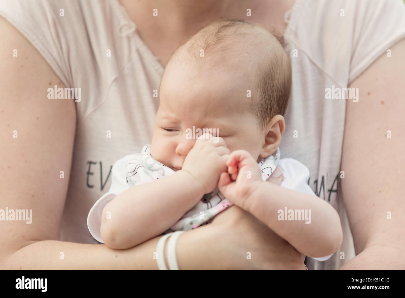 Mere Tenant Son Bebe Nouveau Ne Fille Vintage Effet Instagram Applique Le Concept De Parentalite Bonheur Et Vie De Famille Photo Stock Alamy