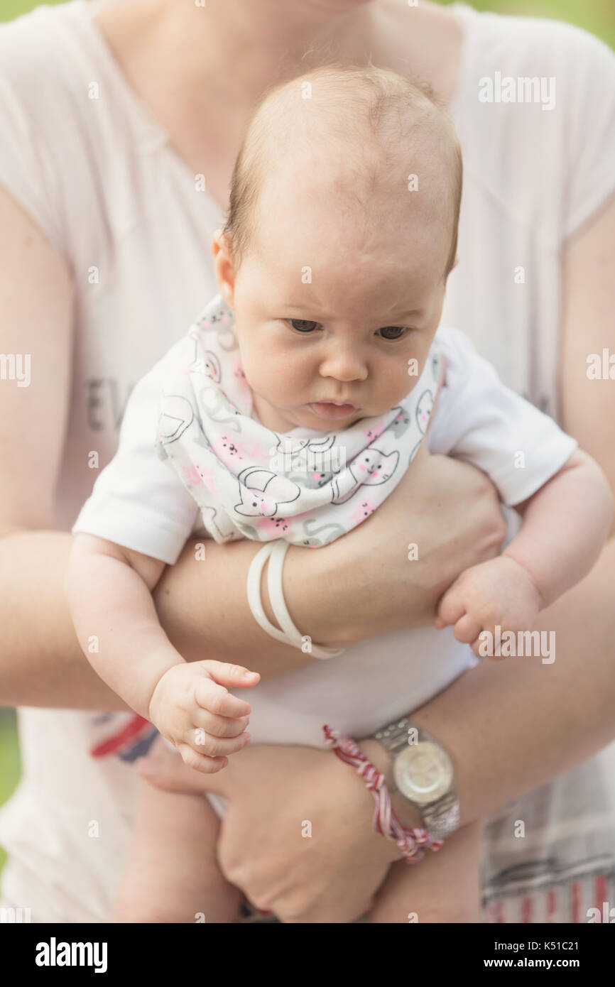 Mere Tenant Son Bebe Nouveau Ne Fille Vintage Effet Instagram Applique Le Concept De Parentalite Bonheur Et Vie De Famille Photo Stock Alamy