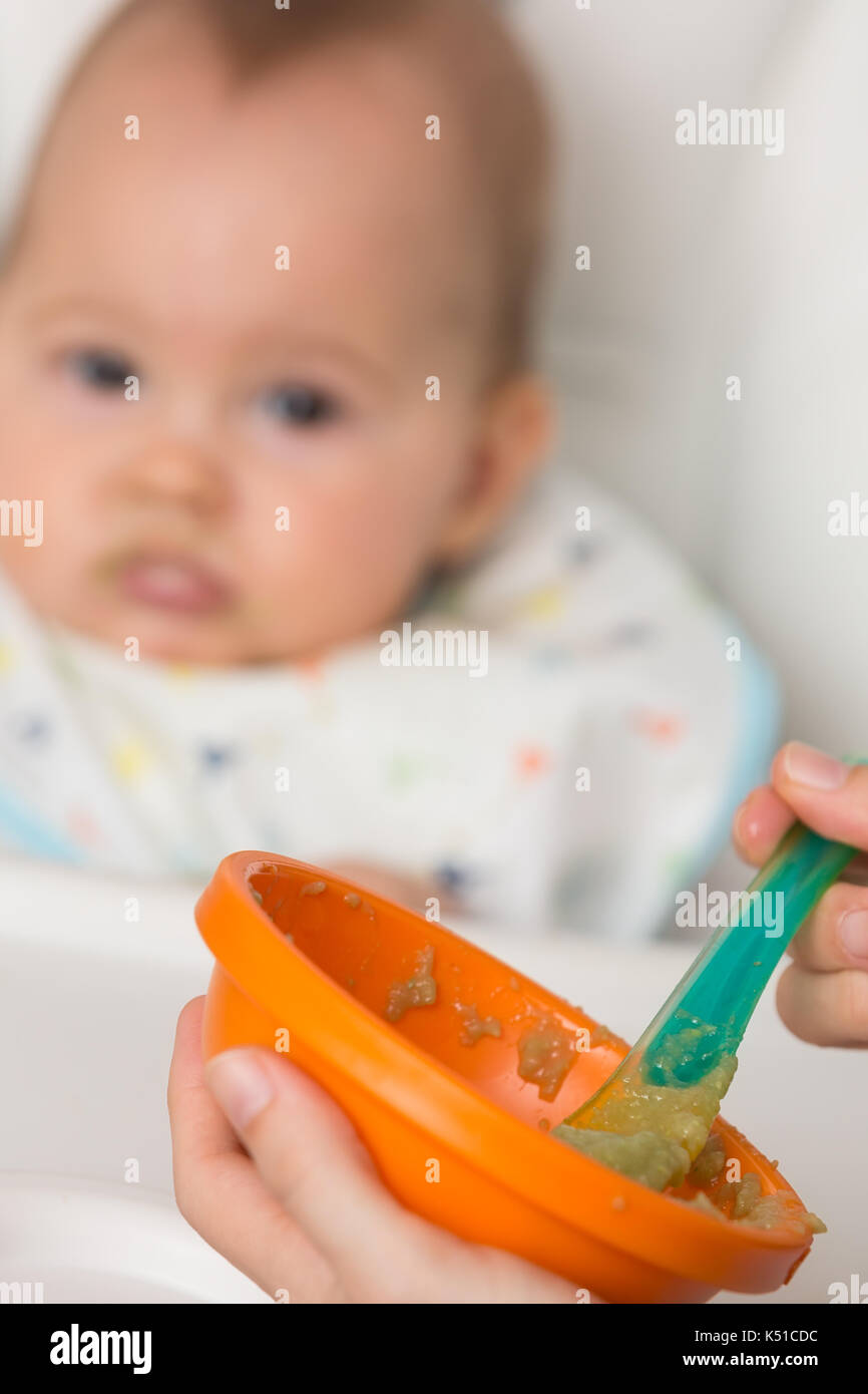 Mere Nourrir Bebe Fille Avec La Puree D Avocat Et De Legumes Verts Dans Un Bol En Plastique Orange De L Alimentation Sur Une Cuillere En Plastique Le Concept De La Vie Familiale Mere Nourrir Bebe Fille Avec La Puree D Avocat Et De Legumes Verts Dans Un Bol En Plastique Orange De L Alimentation Sur Une Cuillere En Plastique Le Concept De La Vie Familiale