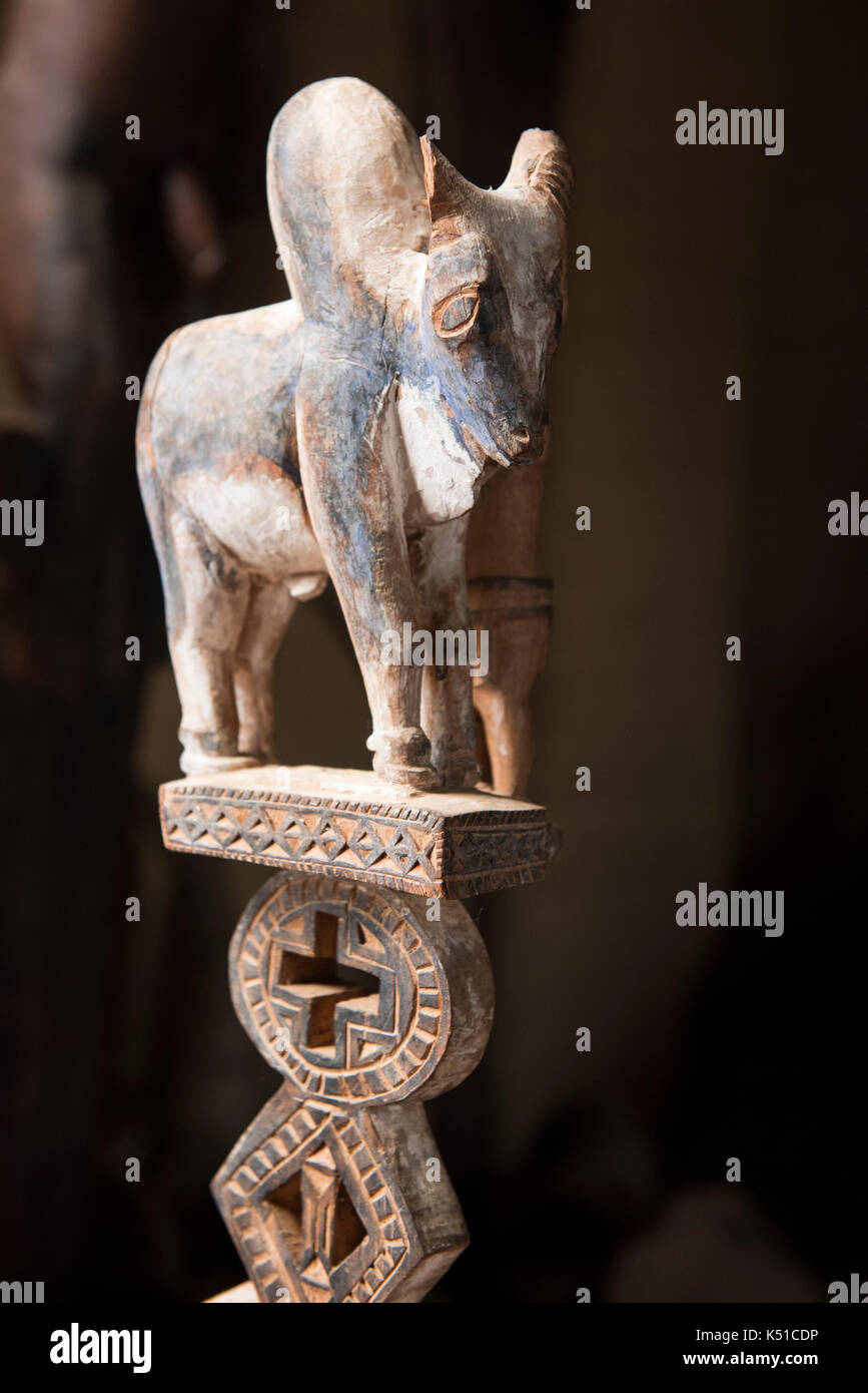 Tombeau Mahafaly Fasana marqueur, exposée dans le musée installé dans le palais du roi vacances historique de Radama II, Hilltop Rova de Madagascar, jolie villa f5 Banque D'Images