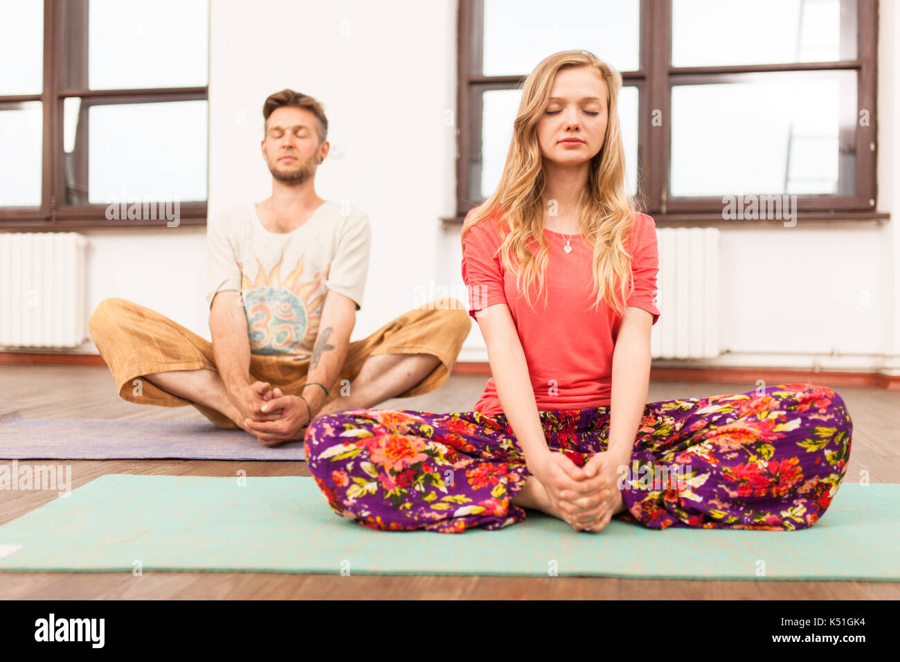 L'homme et la femme la pratique du yoga Banque D'Images