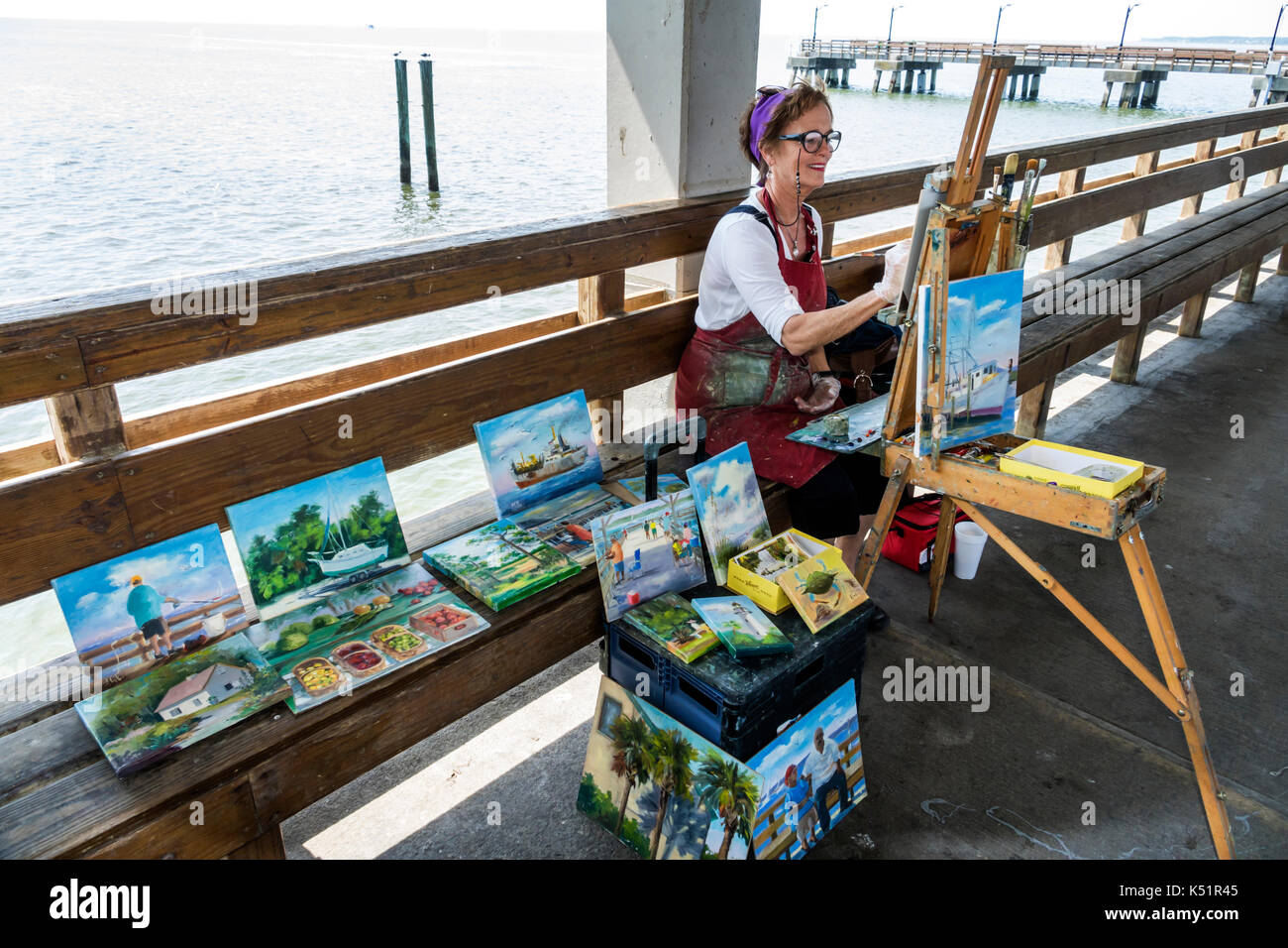 Géorgie, St.Simons Island,Neptune Park,front de mer,jetée,femme femme femme femme,artiste,en plein air,peinture extérieur,easel,toile,USA Etats-Unis Amer Banque D'Images