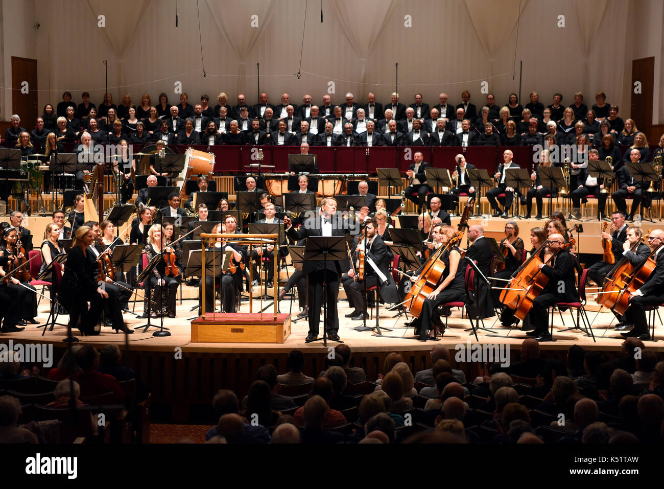 Bill Turnbull présente sur scène avec le Royal Liverpool Philharmonic Orchestra au cours du 25e anniversaire de classic fm concert au Liverpool Philharmonic Hall. classic fm a lancé il y a 25 ans aujourd'hui et est maintenant le plus populaire station de musique classique. press association. photo photo date : Jeudi 7 septembre 2017. crédit photo doit se lire : matt crossick/pa wire Banque D'Images