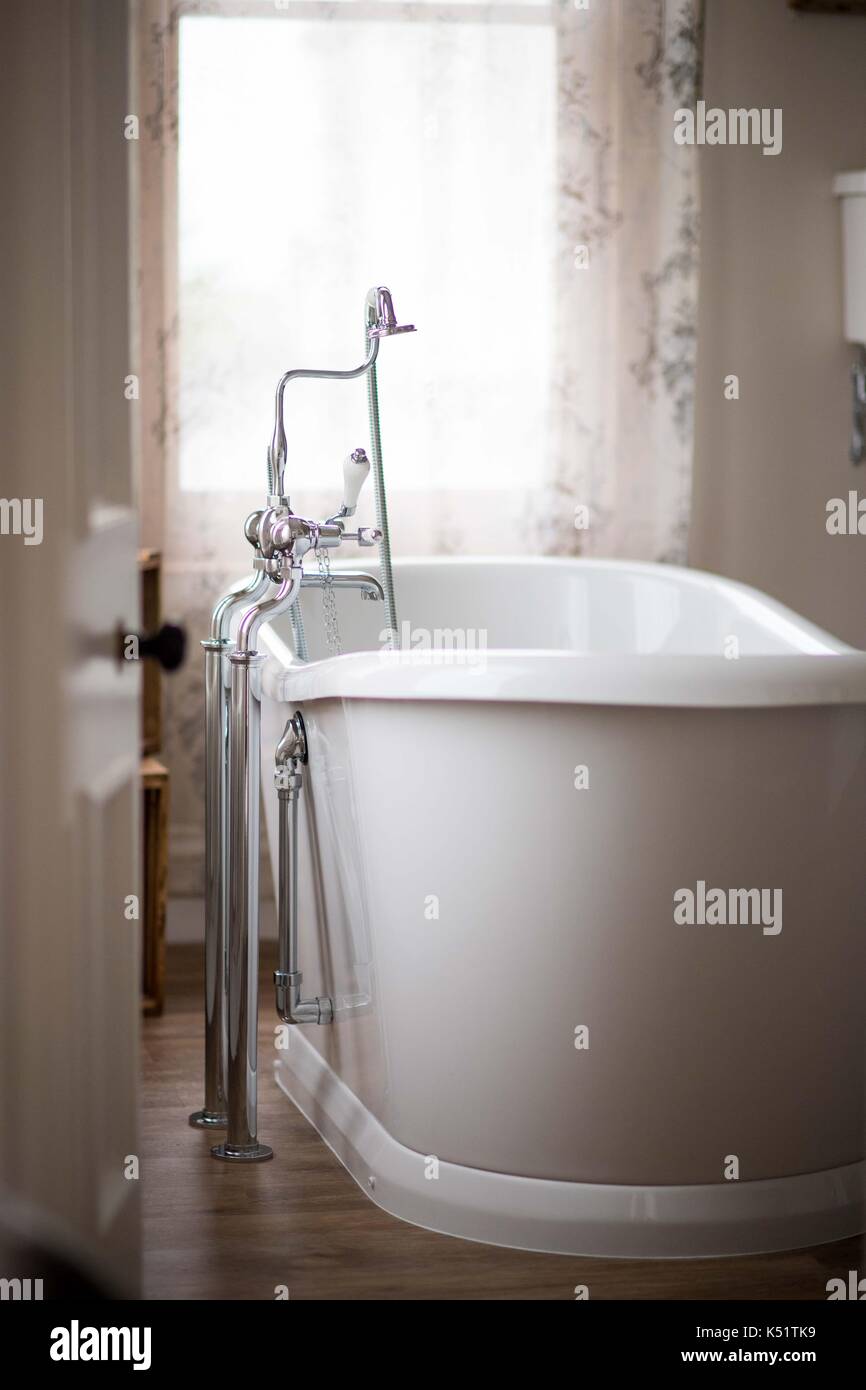 Une salle de bains de luxe avec une baignoire de style Victorien Photo  Stock - Alamy