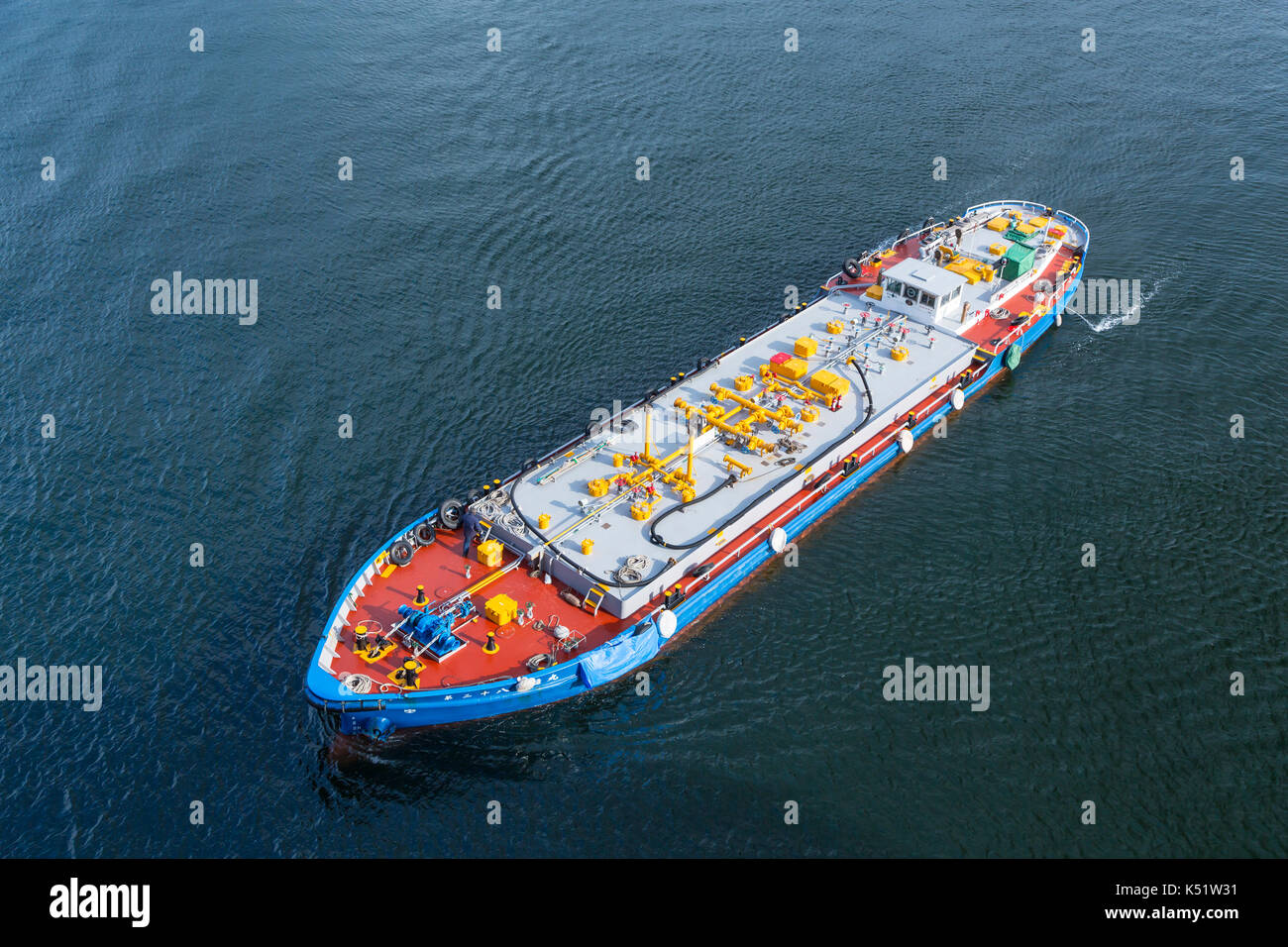 Une barge de carburant à la ville portuaire de Yokohama, Japon, Asie. Banque D'Images