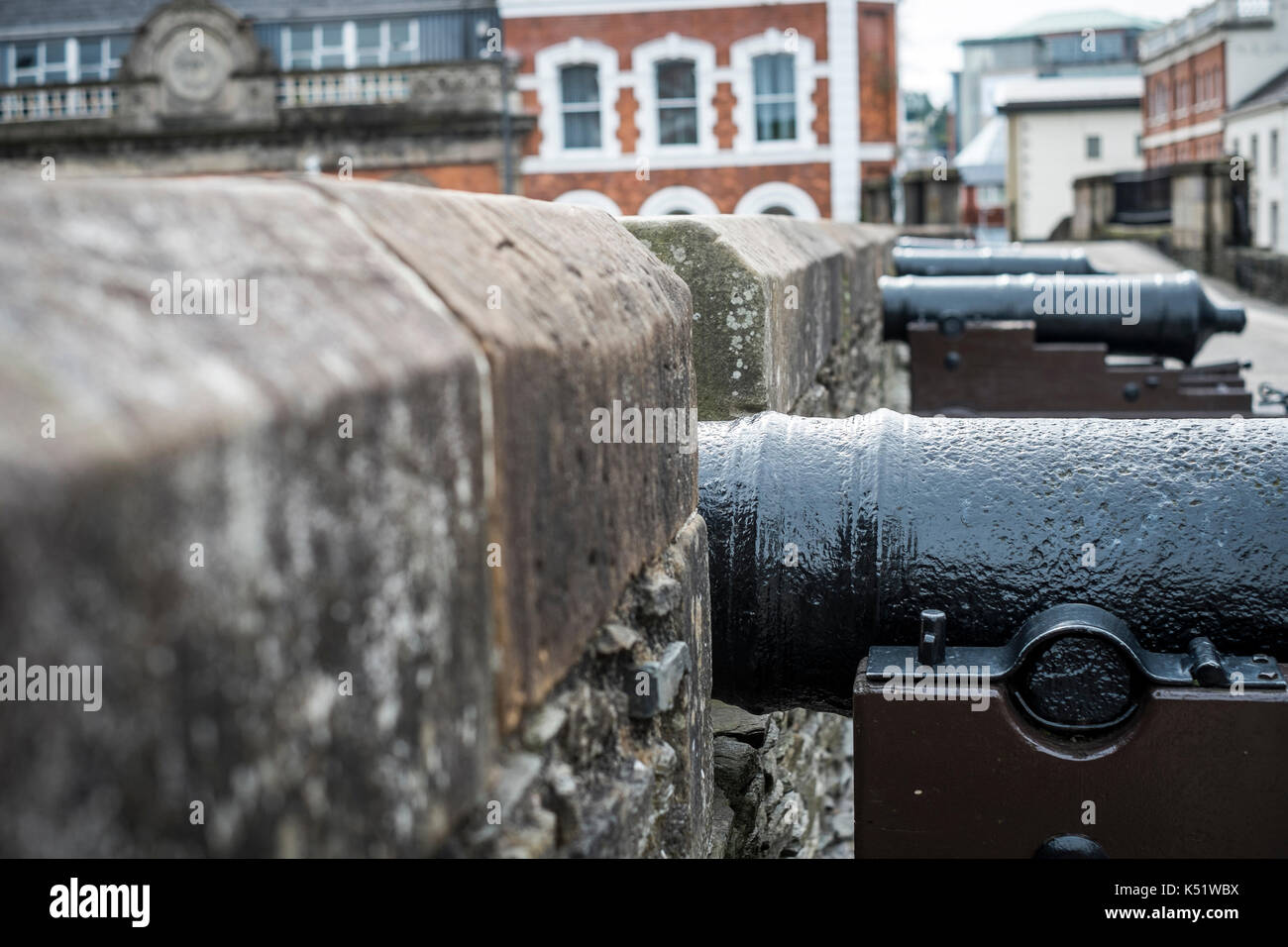 Canons sur les remparts historiques de la ville de Derry / Londonderry (Irlande du Nord) Banque D'Images