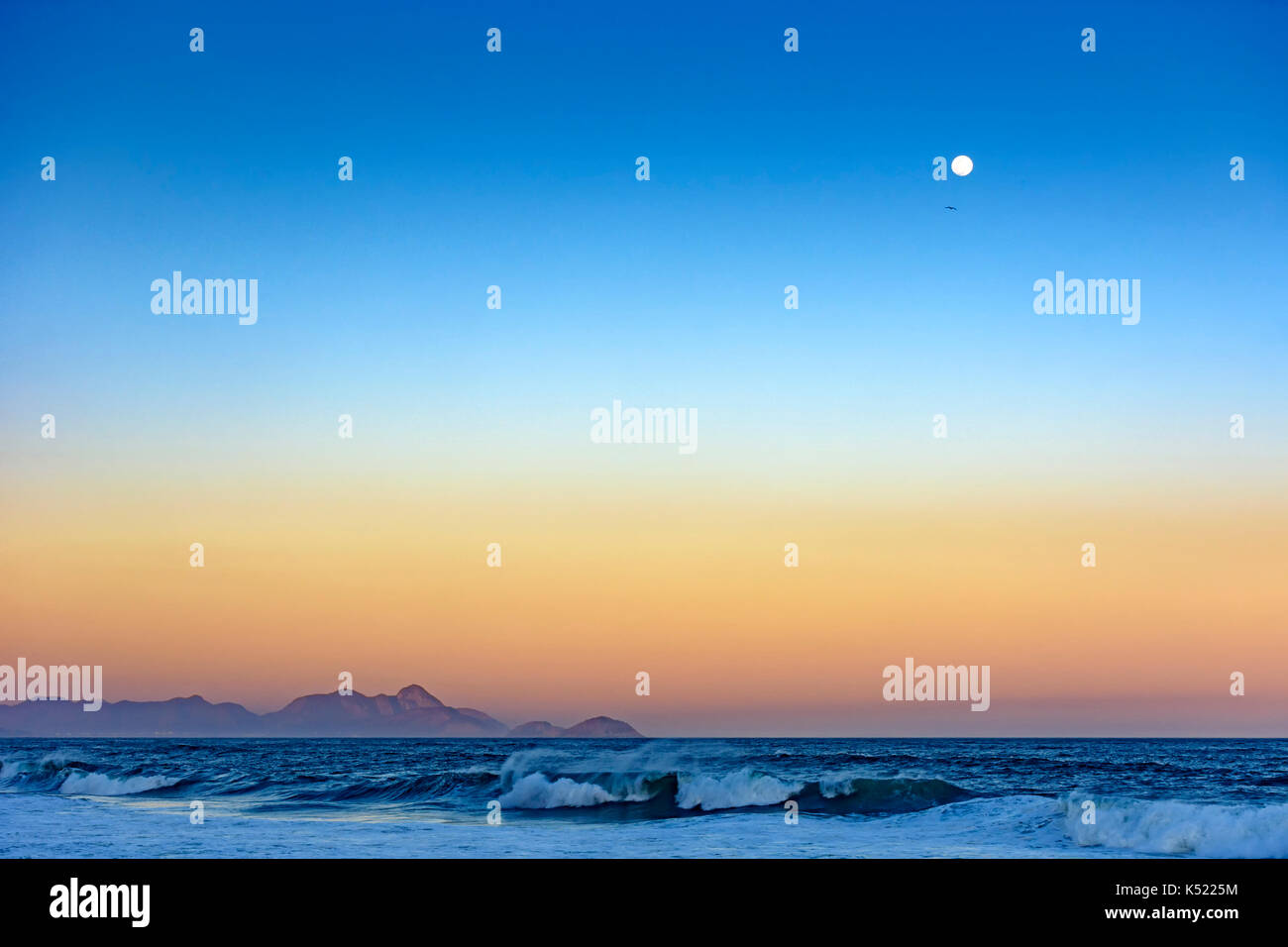 Lune au-dessus de la mer au cours de l'été tropical sunset Banque D'Images