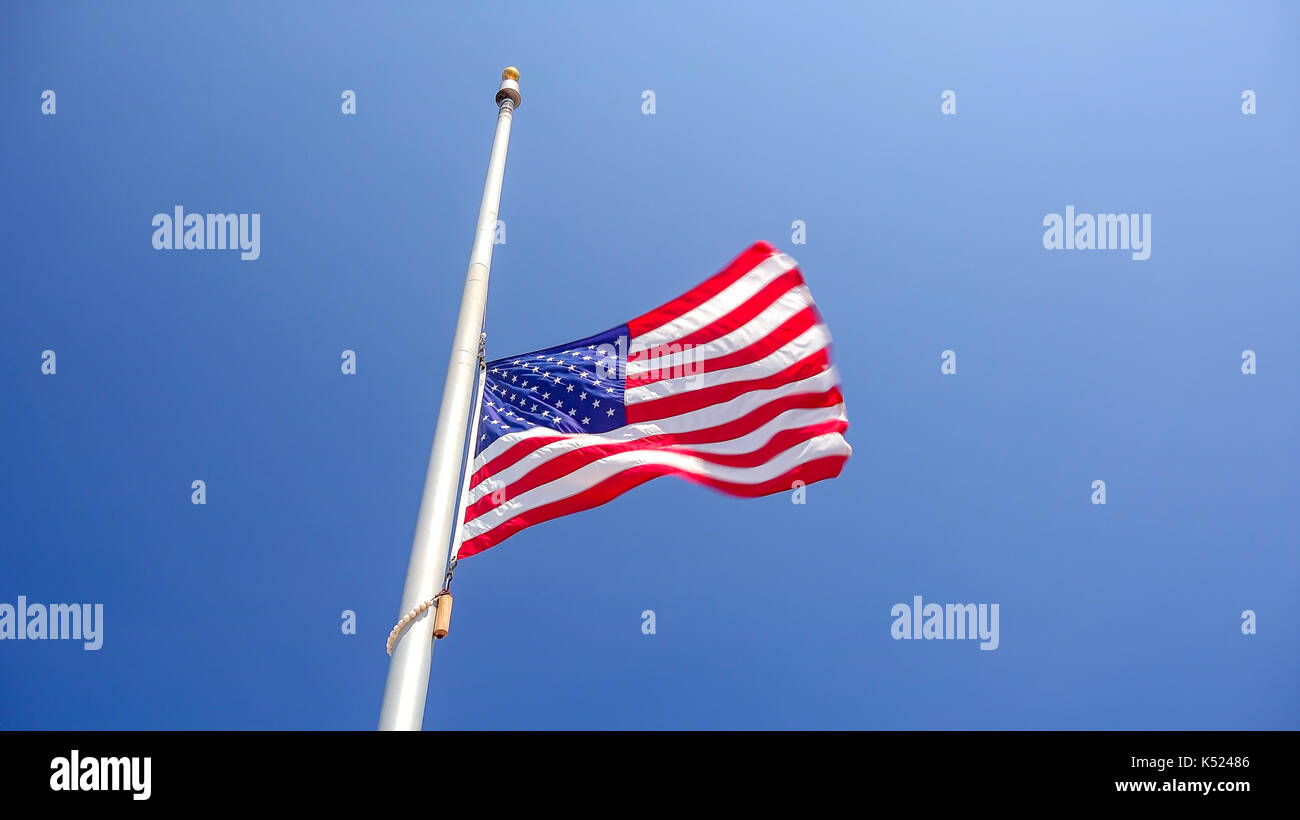 Drapeau flottant à mi personnel Banque de photographies et d’images à haute résolution Alamy