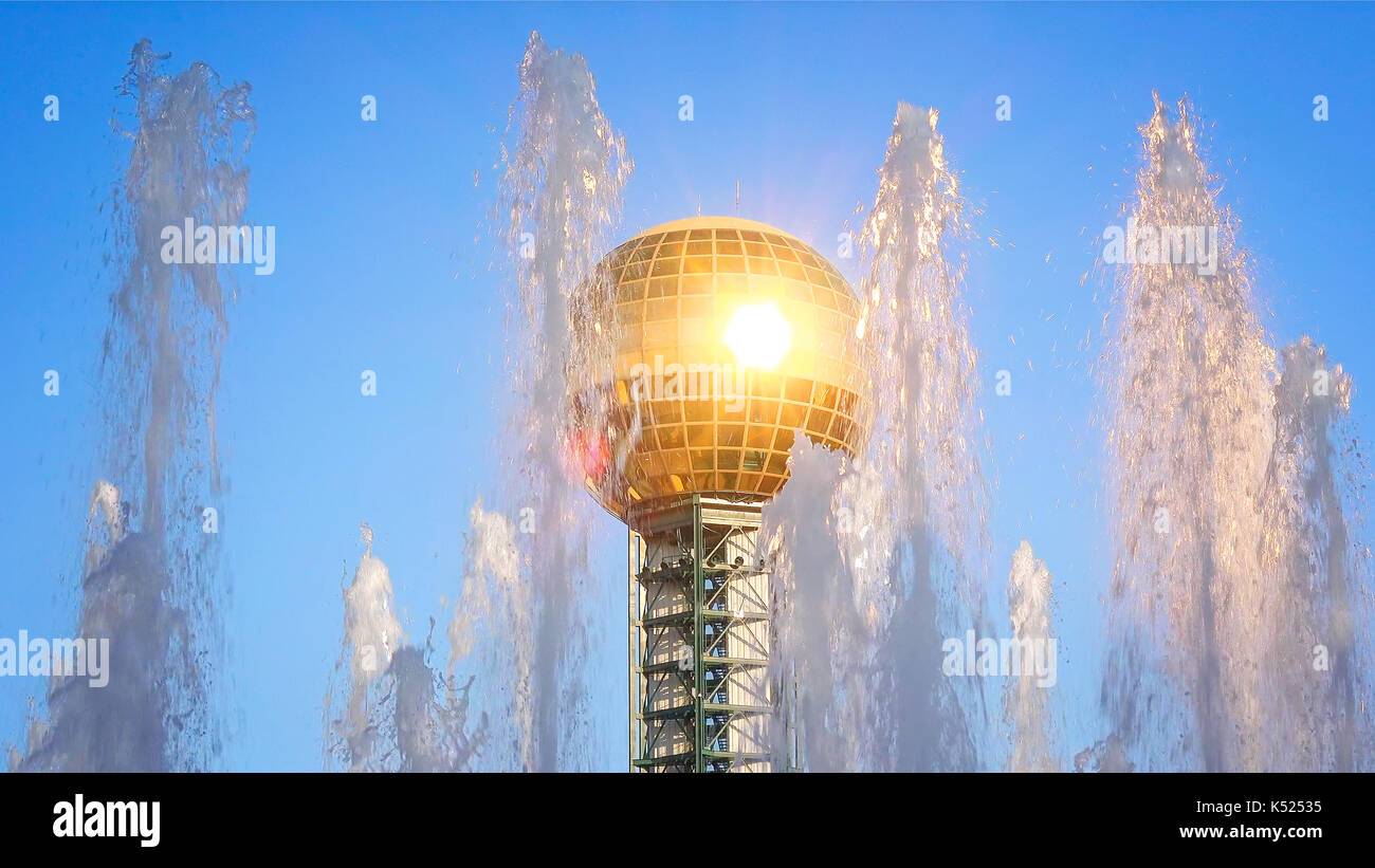 Fontaine de l'eau et également sunsphere at World's Fair Park dans la région de Knoxville, Tennessee Banque D'Images
