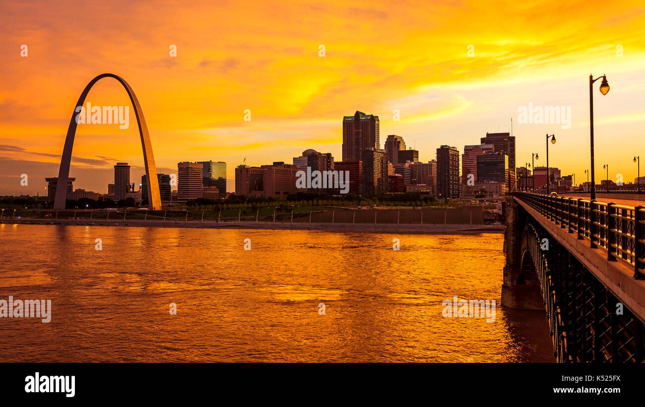 St Louis, Missouri cityscape skyline et gateway arch comme la nuit tombe sur le centre-ville (logos déposés pour l'utilisation commerciale) Banque D'Images