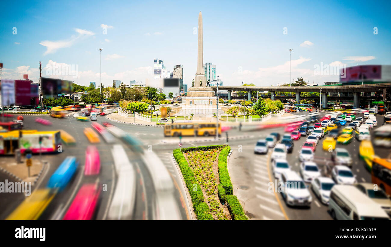 Au rond-point de circulation entourant Victory Monument à Bangkok, Thaïlande (logos floue pour un usage commercial) Banque D'Images