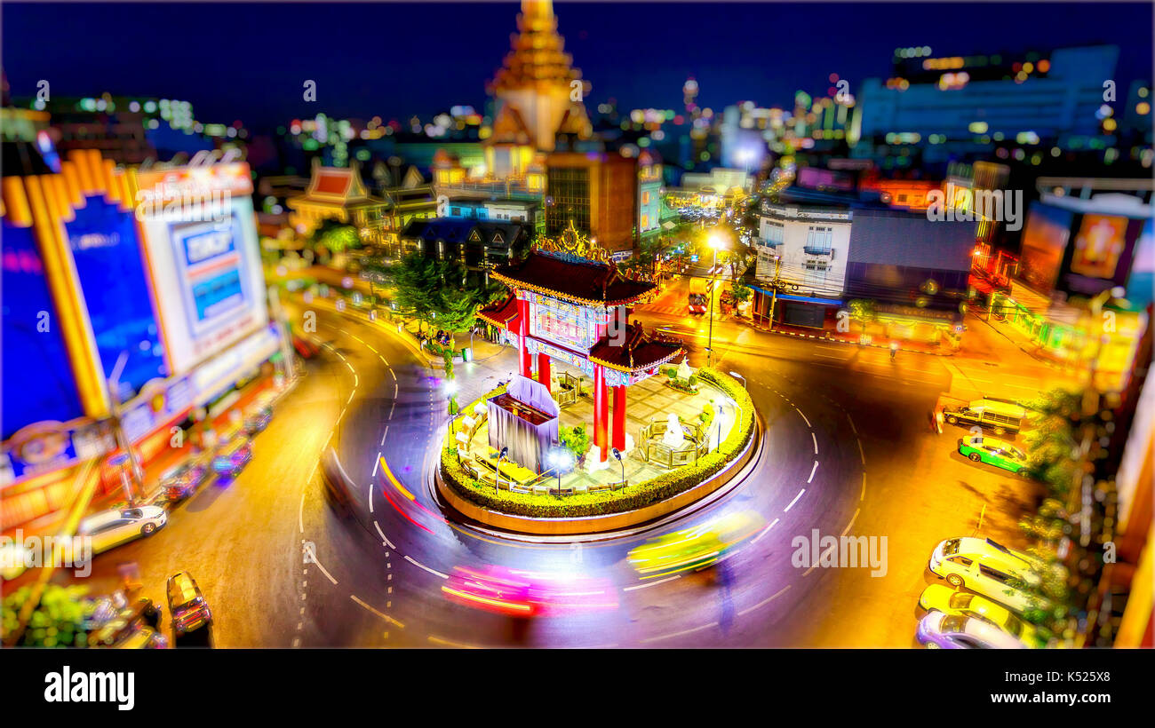 Horizon de bangkok au coucher du soleil et la Chine porte à l'entrée de Chinatown à Bangkok, Thaïlande (logos floue pour un usage commercial) Banque D'Images