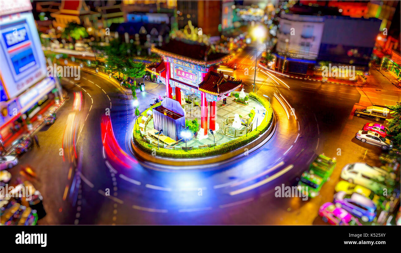 Horizon de bangkok au coucher du soleil et la Chine porte à l'entrée de Chinatown à Bangkok, Thaïlande (logos floue pour un usage commercial) Banque D'Images