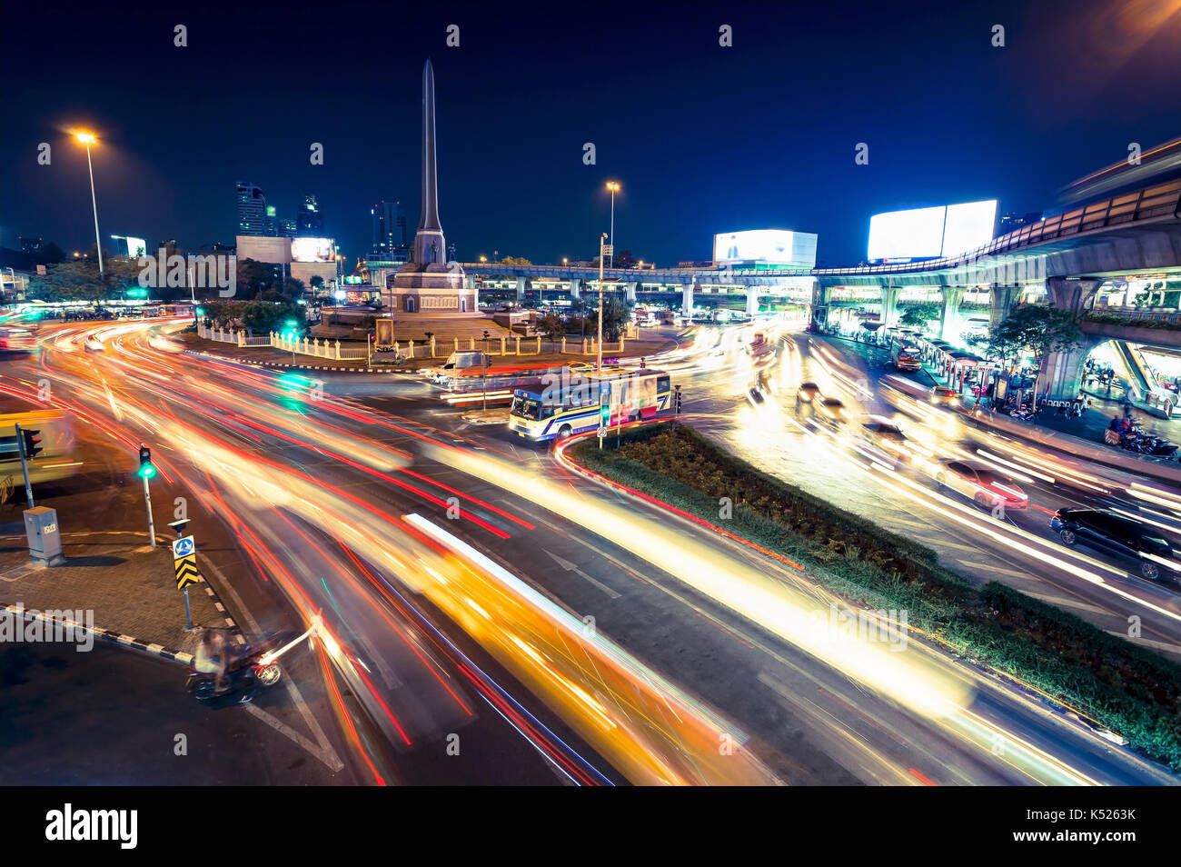 Au rond-point de circulation entourant victory monument la nuit à Bangkok, Thaïlande Banque D'Images