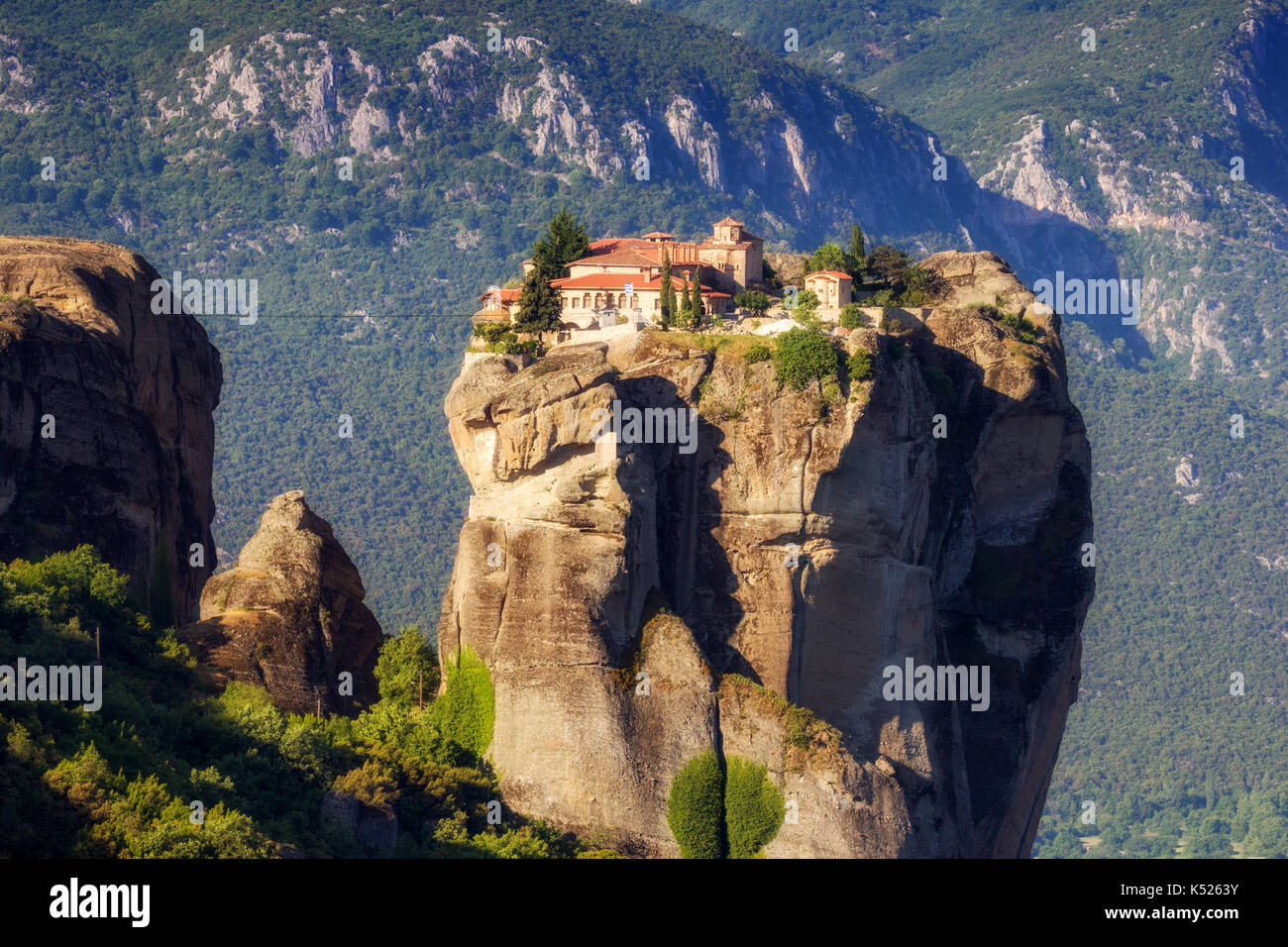 Vue paysage de la sainte trinité monastère sur un pilier monolithique de météores, des montagnes Pindos, Grèce Banque D'Images