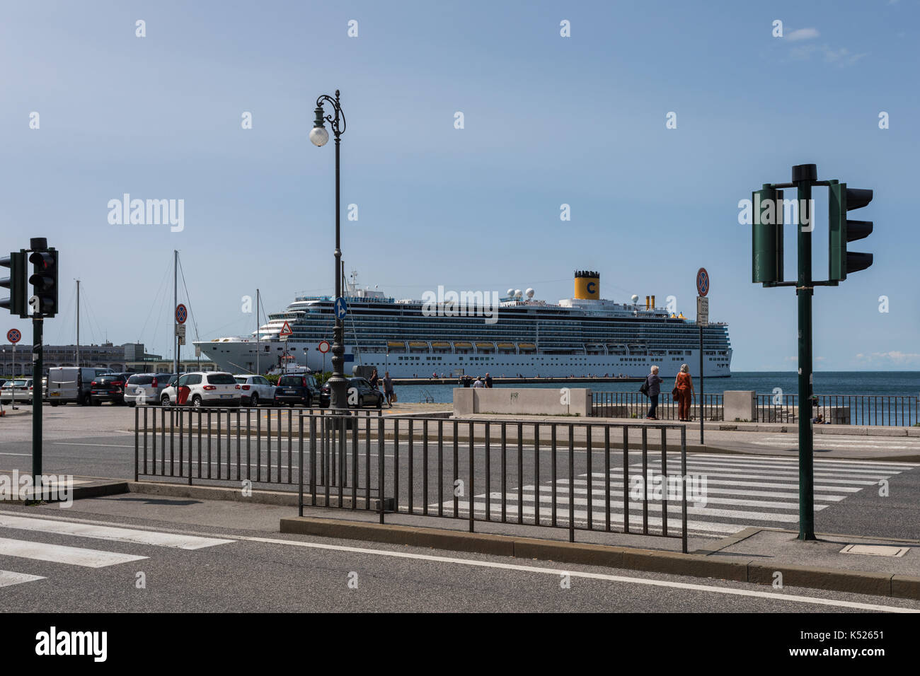 Street à Trieste, en Italie, avec le Costa Luminosa navire de croisière de luxe dans l'arrière-plan Banque D'Images