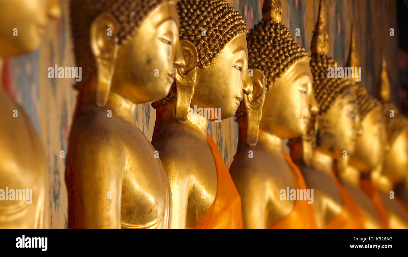 Rangée de statues de Bouddha d'or de Wat Arun temple à Bangkok, Thaïlande Banque D'Images