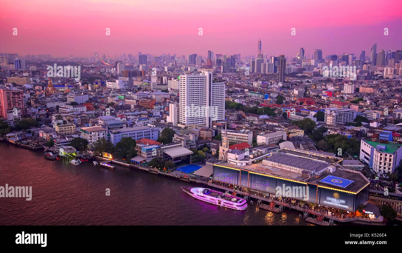 Bangkok city skyline et le Chao Phraya, en Thaïlande, au coucher du soleil Banque D'Images