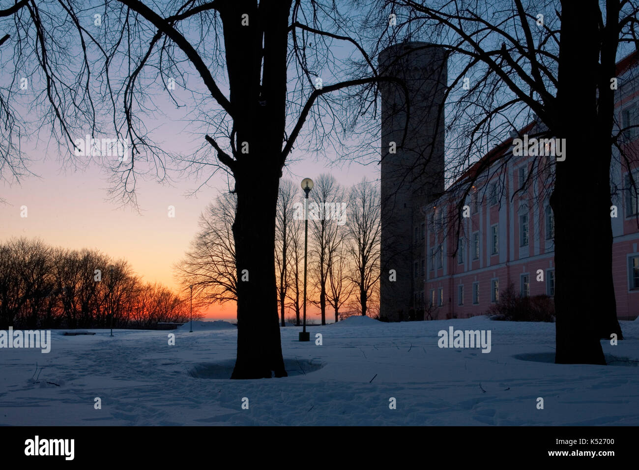 Kuberneri AED (jardin du Gouverneur), Toompea, Tallinn, Estonie sous une lourde chute de neige: Les édifices du Parlement du château de Toompea et de la tour Pikk Hermann Banque D'Images