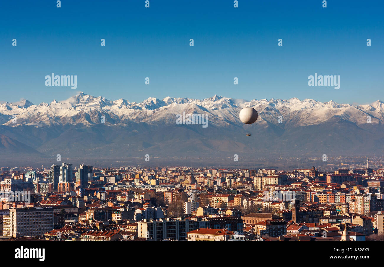 Panorama de Turin, avec les Alpes en fond de l'air chaud et un ballon, Turin, Italie Banque D'Images