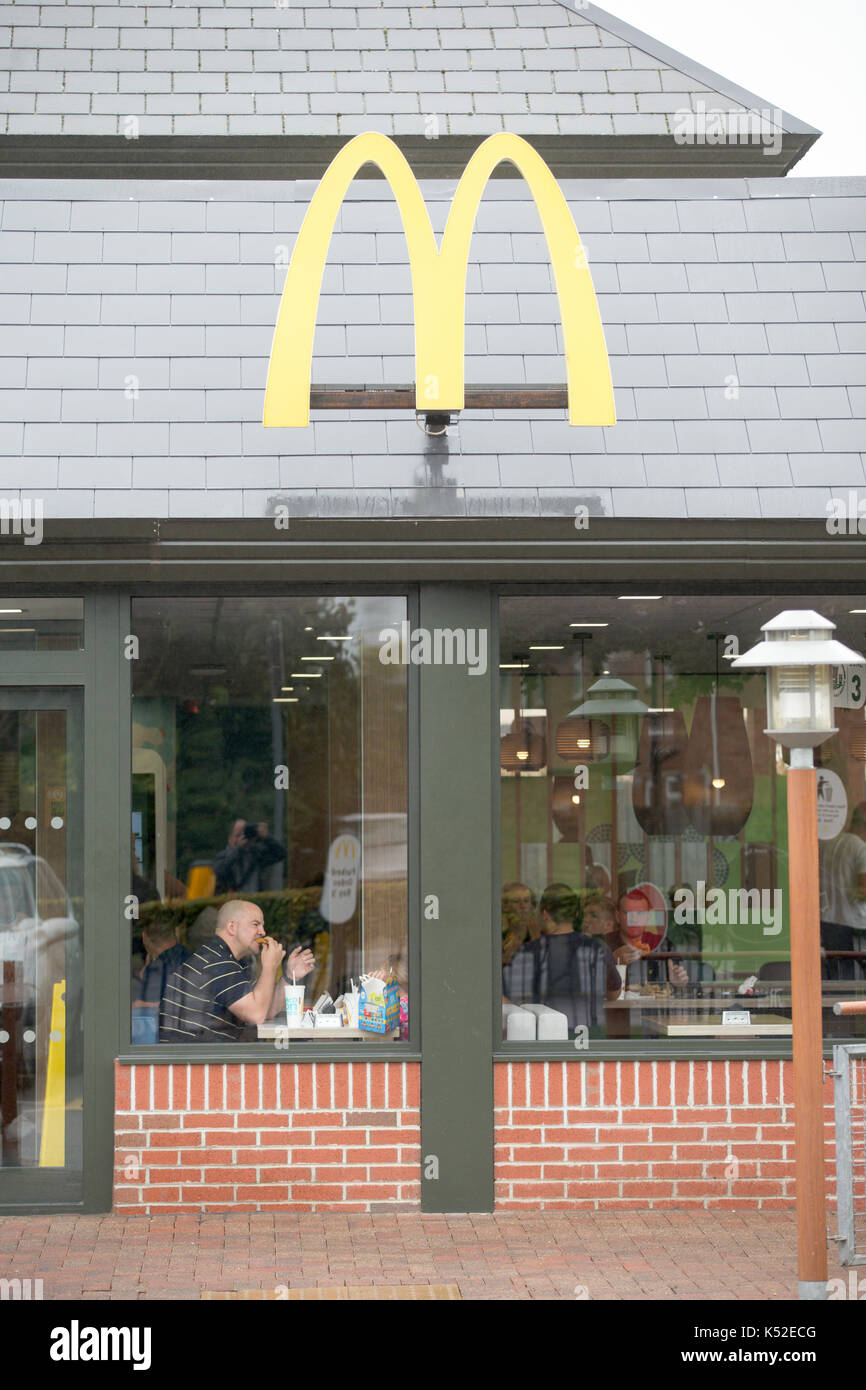 Le Mcdonald's à Cambridge où le personnel est maintenant une grève.mais il n'y avait aucun signe d'une quelconque ligne de piquetage à l'heure du déjeuner le lundi 4 septembre après les grévistes à gauche pour une réunion à Londres.La direction générale a été occupé et non grévistes avaient maintenant le restaurant ouvert. Mcdonald's sont des travailleurs mise en scène leur première grève britannique après la marche à deux magasins dans un litige sur les contrats et les conditions d'heures. Les travailleurs à Cambridge et Tata, au sud-est de Londres, a commencé l'action de 24 heures à minuit. Un syndicat a appelé une 'brave' déplacer par des employés rémunérés. Banque D'Images