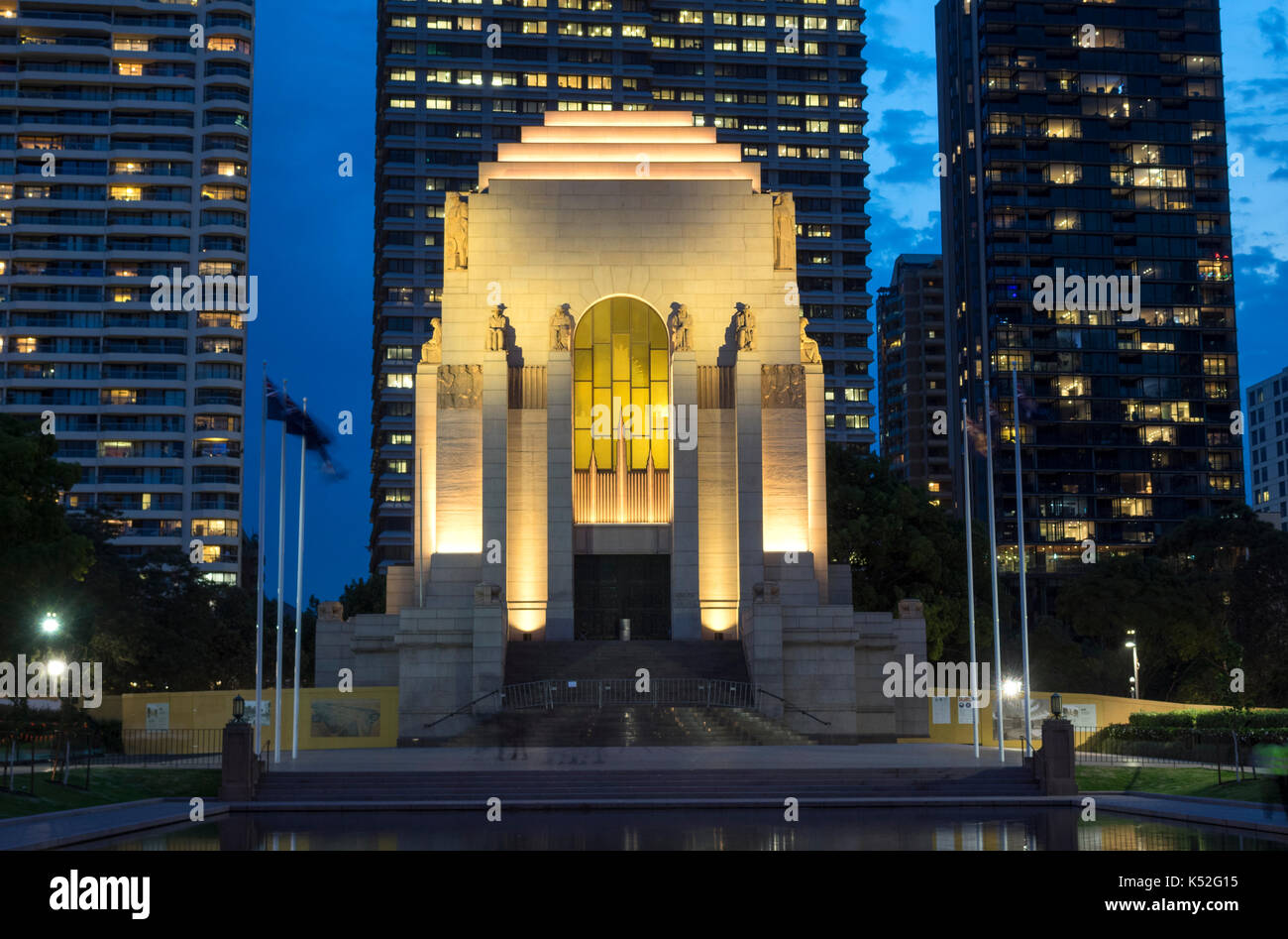 L'ANZAC Memorial Hyde Park Sydney Australie pendant la nuit lumières ressortir dans l'Lac de 'Réflexions' Banque D'Images