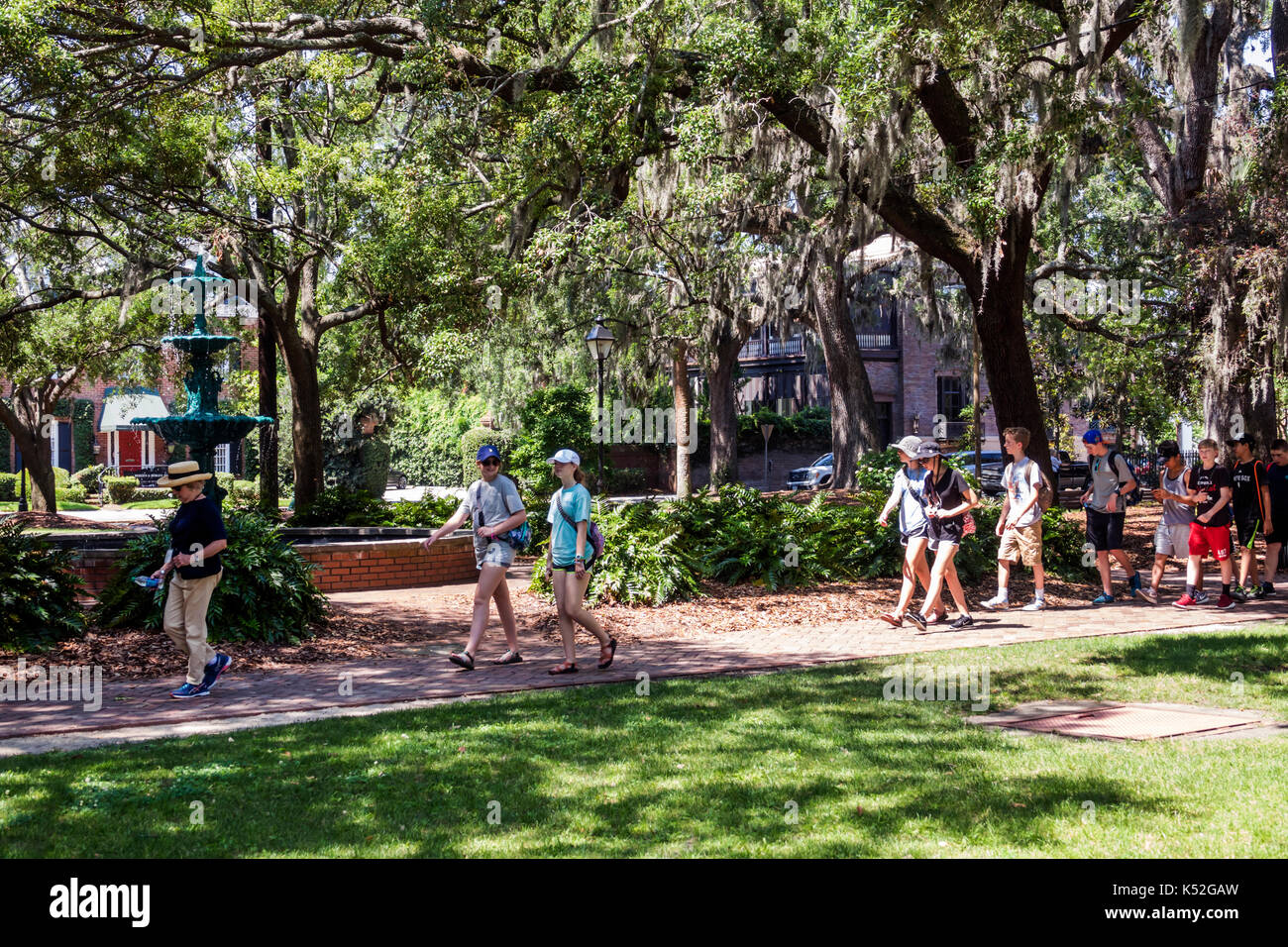 Savannah Georgia, quartier historique, Lafayette Square, étudiants, marche, parc, États-Unis États-Unis Amérique du Nord, GA170512123 Banque D'Images Savannah Georgia, quartier historique, Lafayette Square, étudiants, marche, parc, États-Unis États-Unis Amérique du Nord, GA170512123 Banque D'Images