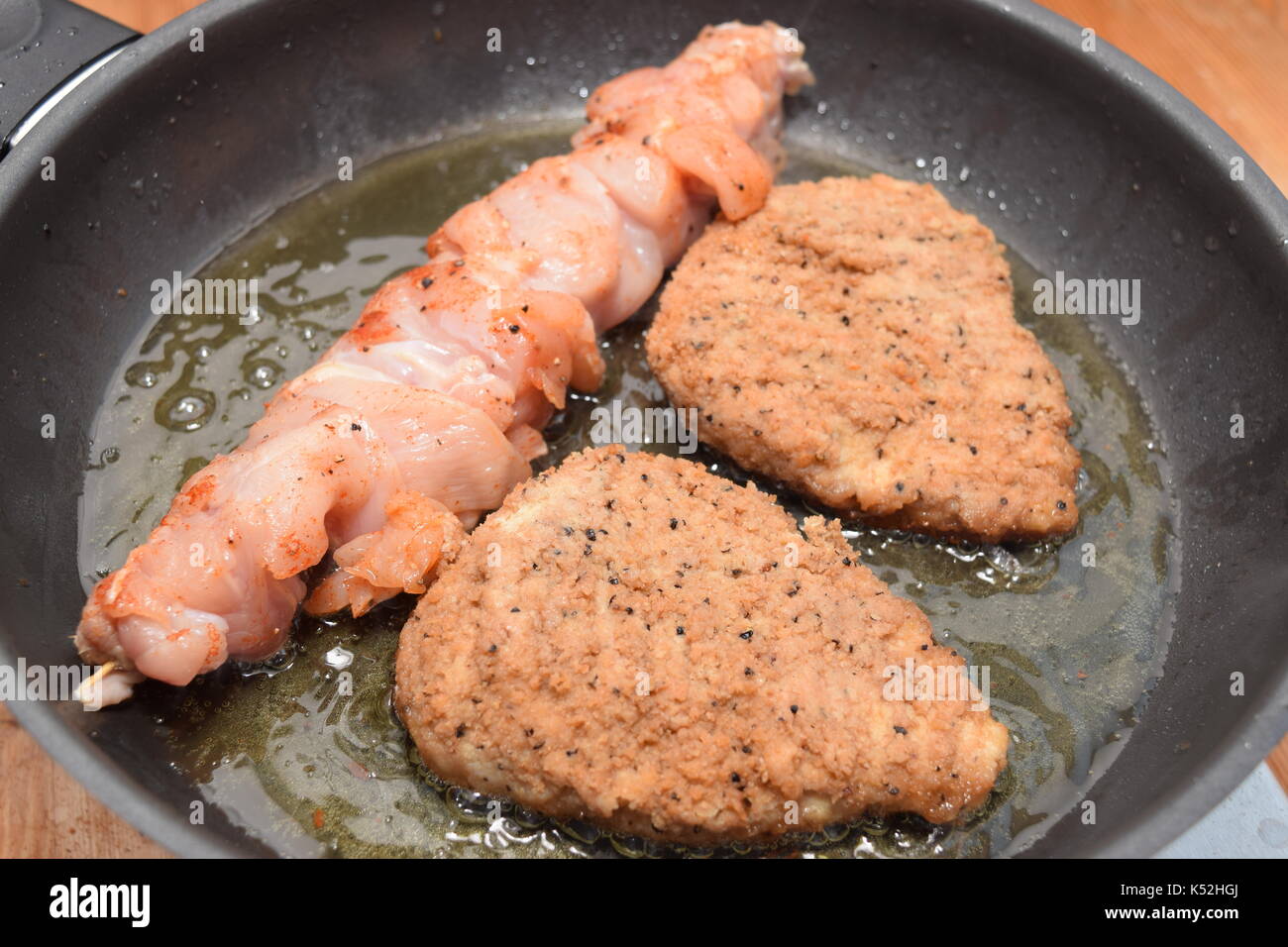 Filets de poulet avec les brochettes de poulet dans une casserole Banque D'Images