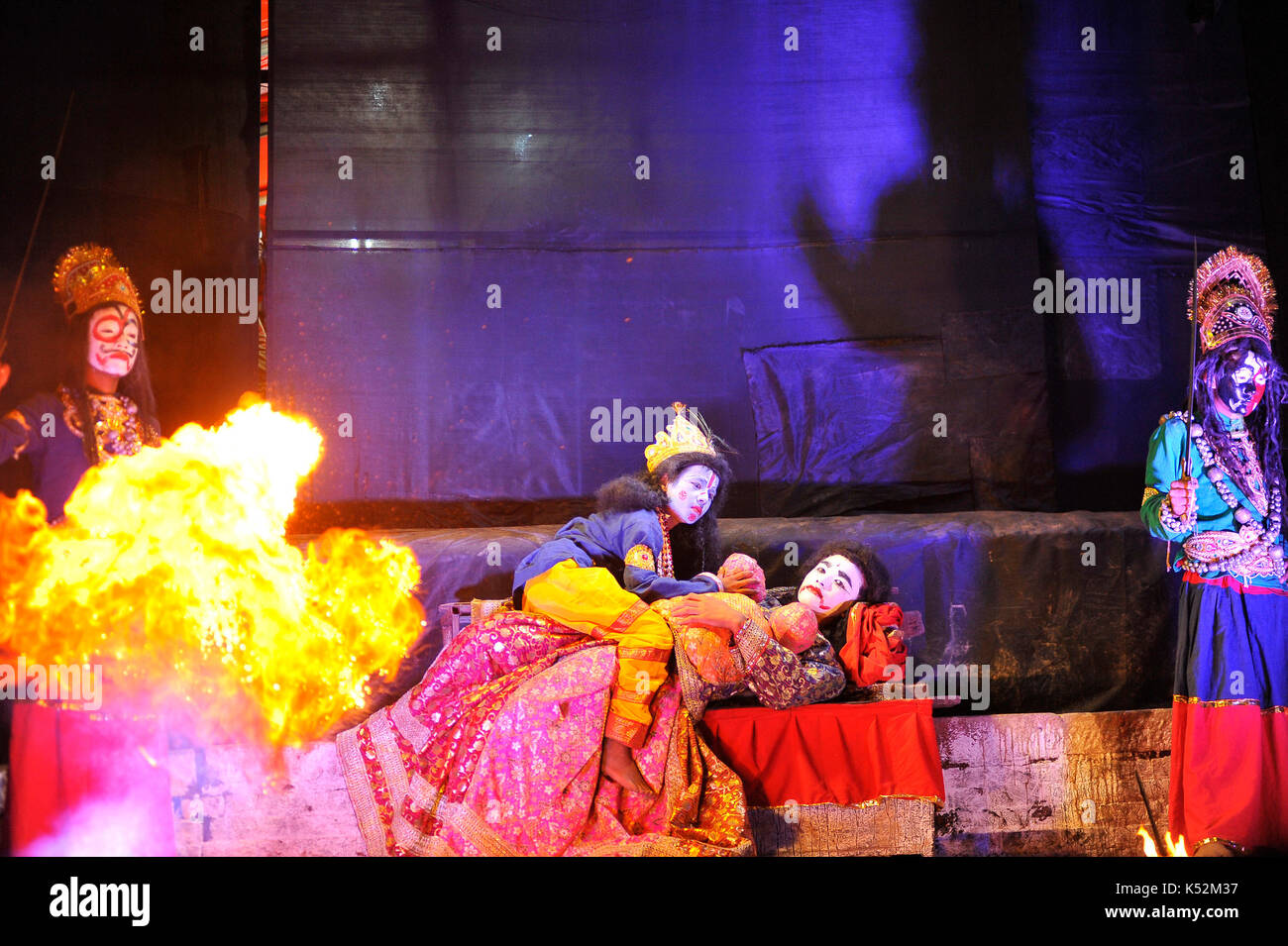 Katmandou, Népal. 07Th sep 2017. Habillés comme des dévots népalais divers dieu et déesse pendant cinquième jour d'Indra Jatra festival célébré à basantapur Durbar Square, Katmandou, Népal le Jeudi, Septembre 07, 2017. dévots a célébré le dieu de la pluie "indra" pendant 8 jours à Katmandou. le masque énorme de bhairab swet est ouvert uniquement pour une semaine au cours de l'Indra Jatra festival. dévots a célébré le dieu de la pluie "indra" pour une semaine à Katmandou. crédit : narayan maharjan/pacific press/Alamy live news Banque D'Images