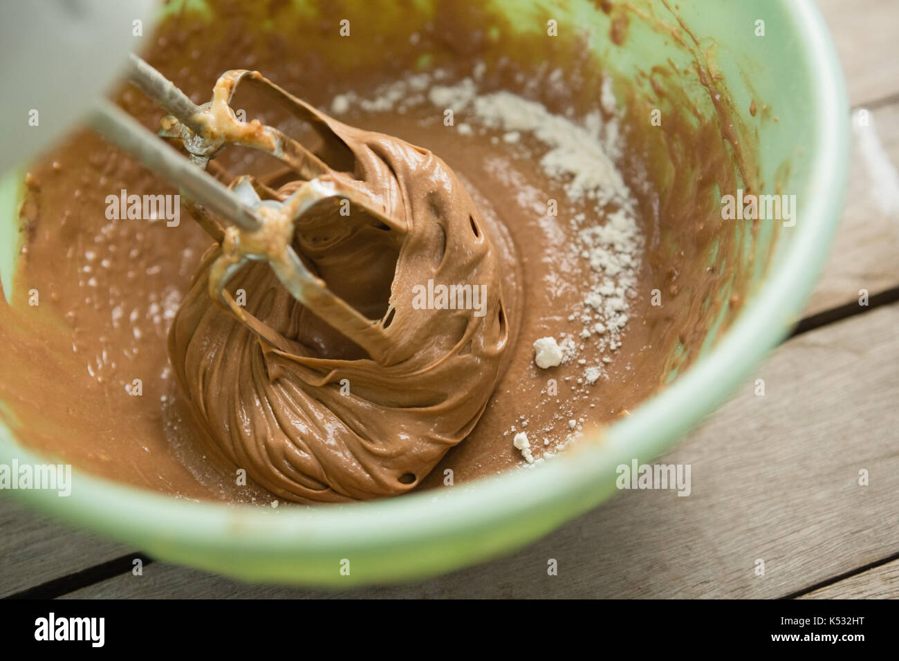 Vue de dessus de batteur électrique la farine et mélanger la pâte au  chocolat dans le bol sur la table Photo Stock - Alamy