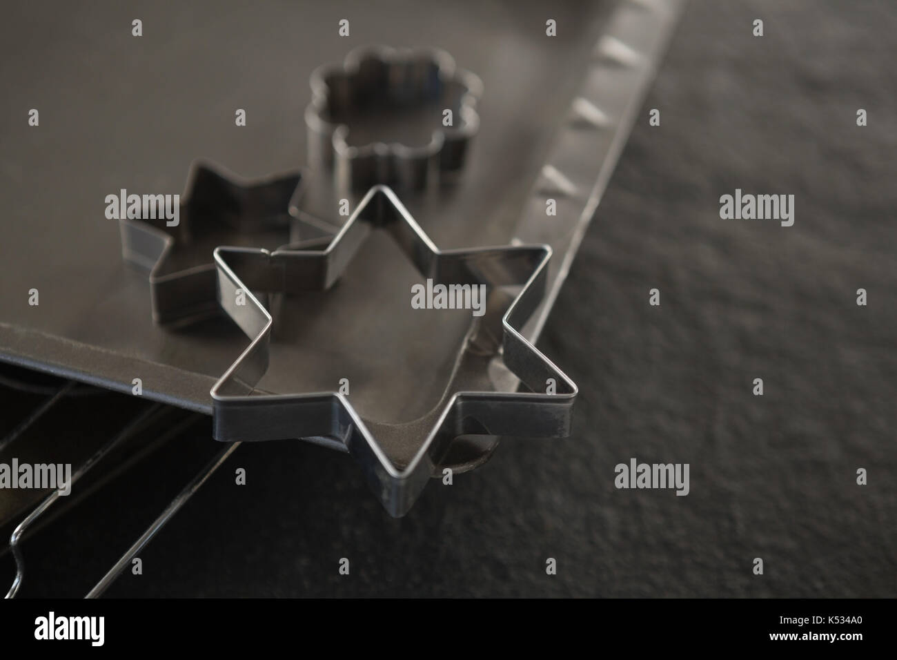 Coupe-pâte sur une plaque de cuisson et grille de refroidissement à table Banque D'Images