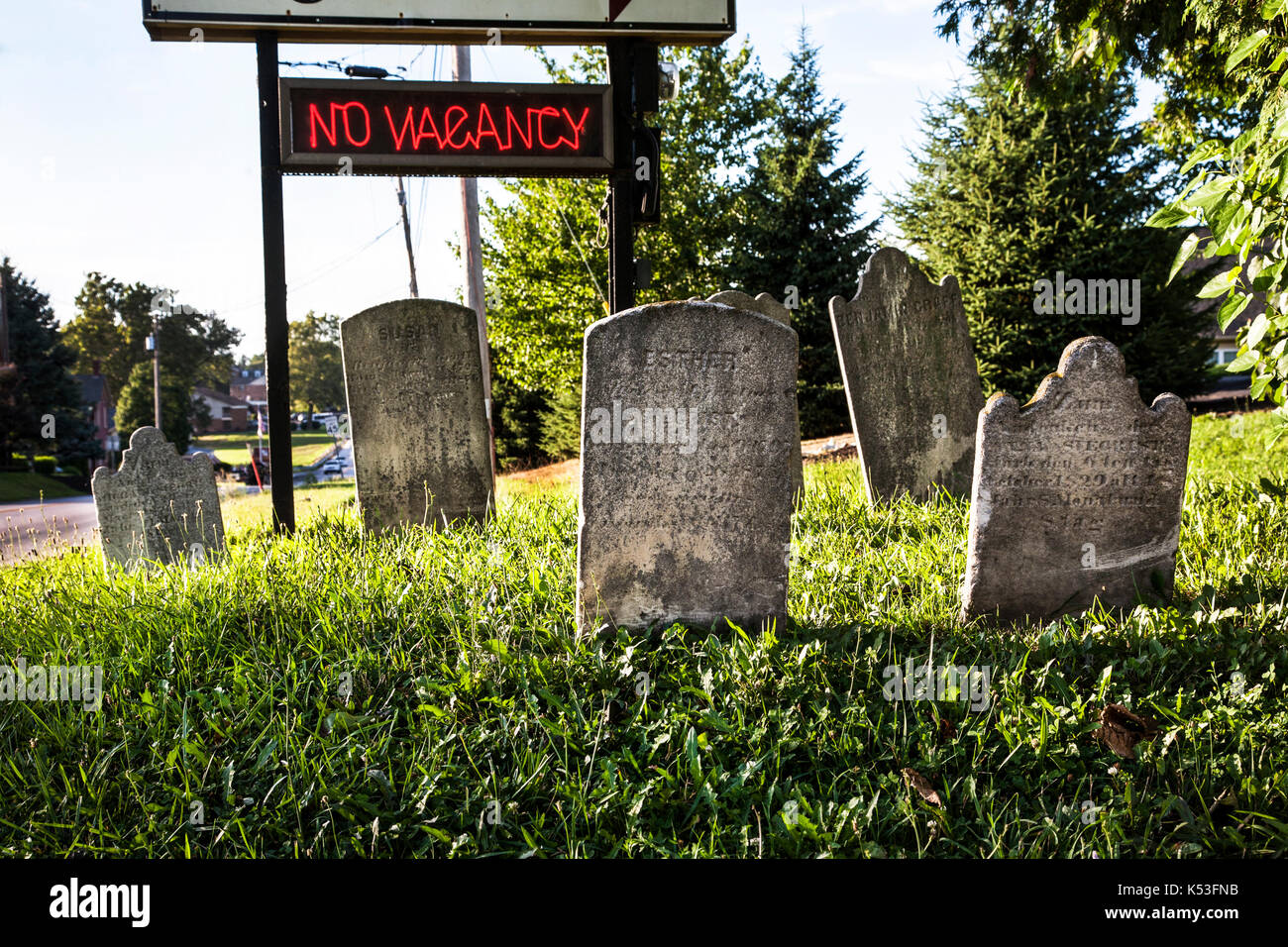 Pierres tombales historiques dans un vieux cimetière avec un motel signe au-dessus de la publicité pas de poste vacant l'humour dans le comté de Lancaster, Pennsylvanie, USA, fichier 13,70 Mo Banque D'Images