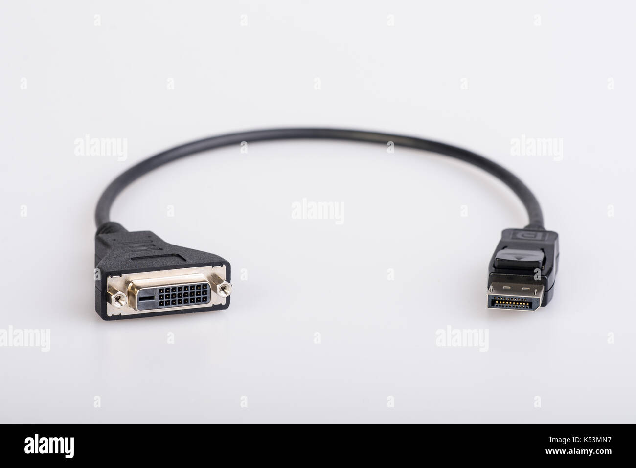 DisplayPort (DP) vers DVI-D câble noir sans bruit pour convertisseur de signaux de transmission isolé sur blanc. Banque D'Images