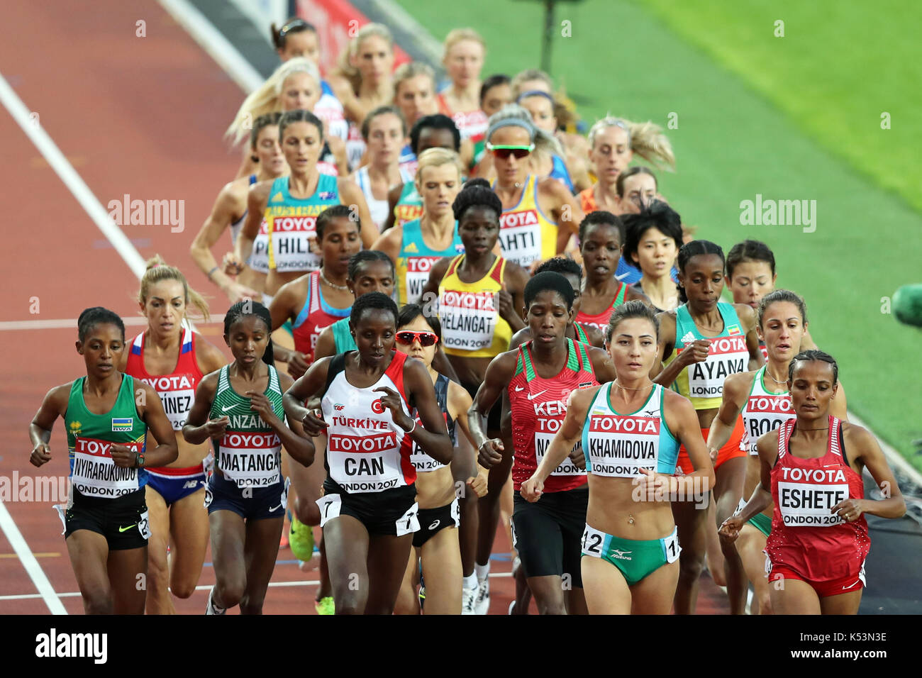 Yasemin pouvez (Turquie), Failuna Abdi MATANGA (Tanzanie), Sitora KHAMIDOVA (Ouzbékistan), Shitaye ESHETE (Bahreïn), Salome NYIRARUKUNDO (Rwanda) qui se font concurrence sur le 10000m à la finale 2017, championnats du monde IAAF, Queen Elizabeth Olympic Park, Stratford, London, UK. Banque D'Images