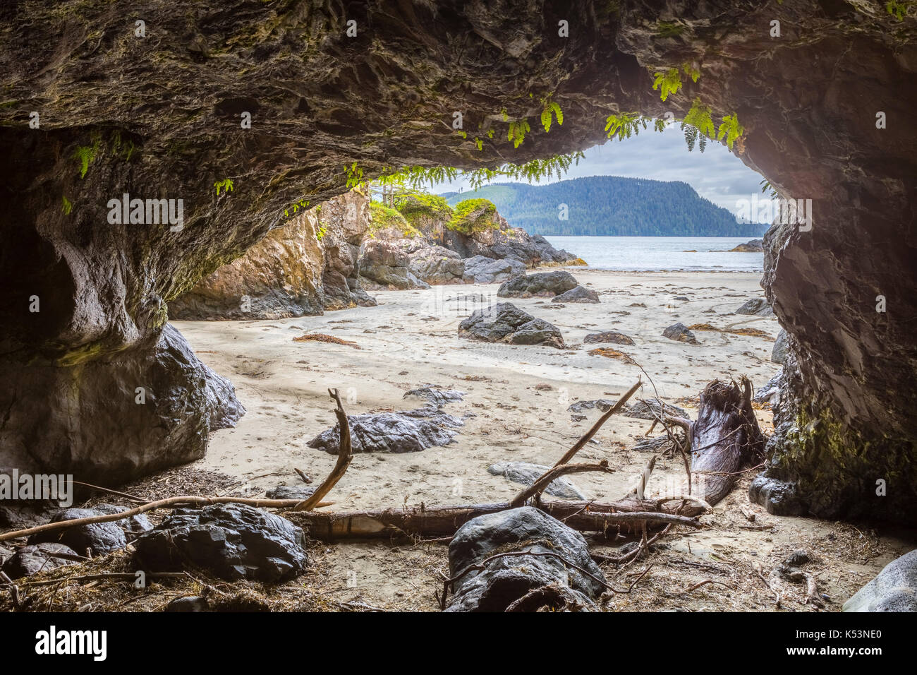 Grotte de la mer à la baie San Josef, parc provincial de Cape Scott, l'île de Vancouver, Colombie-Britannique, Canada. hdr Banque D'Images