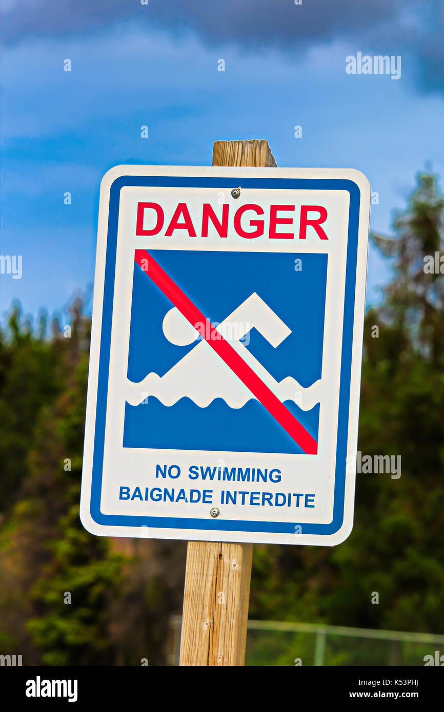 Un danger, pas de natation Inscription en anglais et en français. Banque D'Images