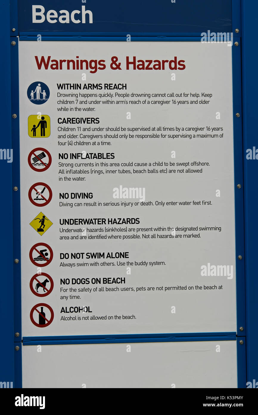 Un signe d'avertissement et les dangers de la plage à la réglementation. Banque D'Images