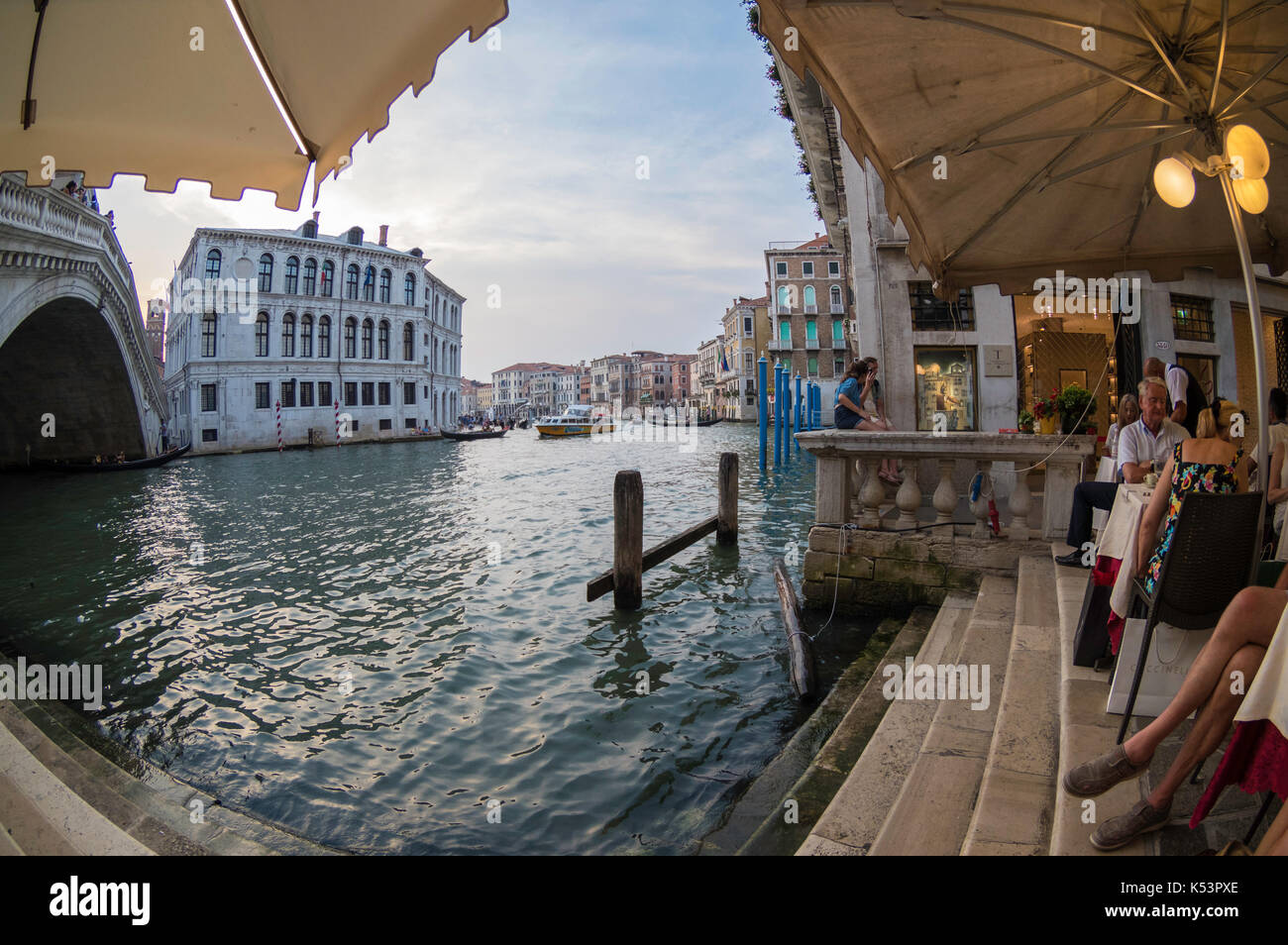 Assis par le pont du Rialto, Venise Banque D'Images