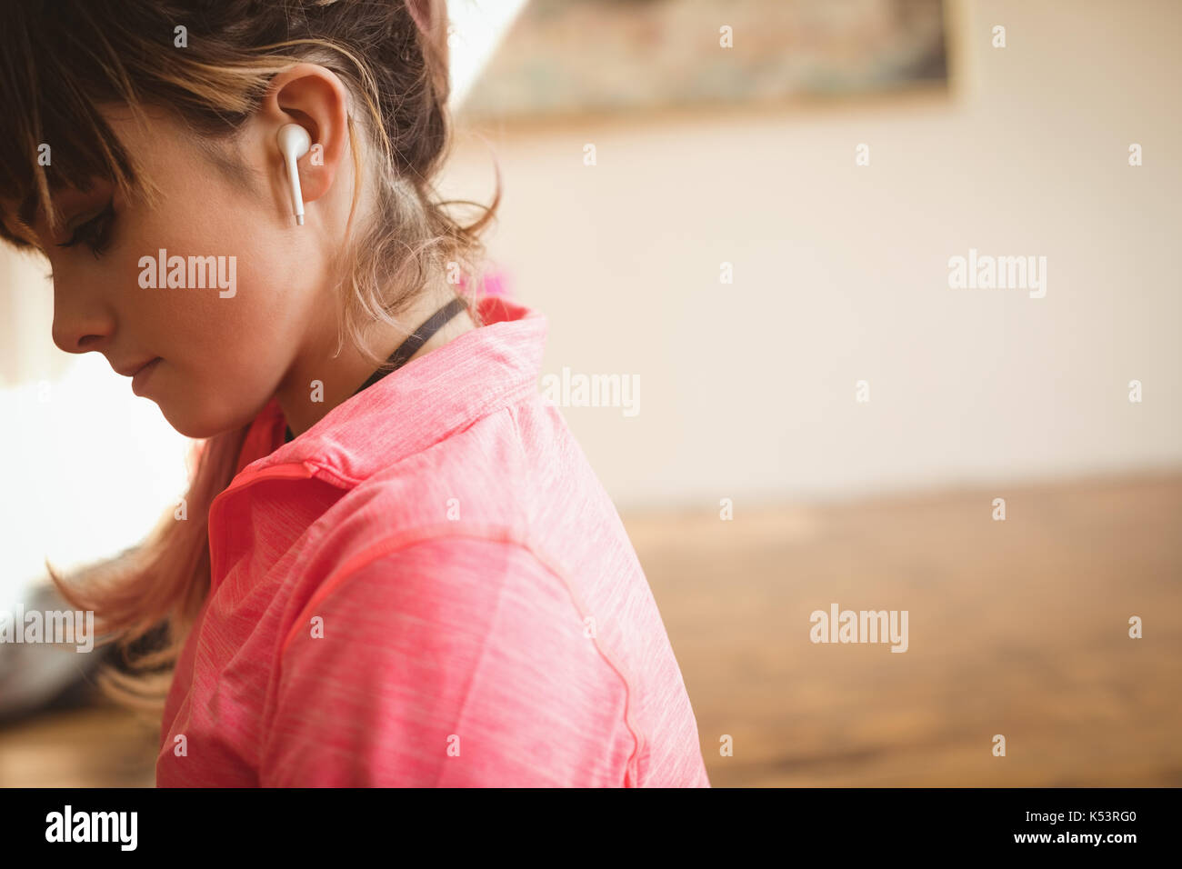 Vue latérale d'une jeune femme à yoga studio Banque D'Images