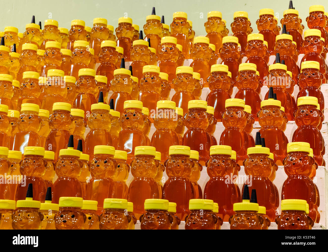 Pots de miel en forme d'ours sur des étagères. Banque D'Images