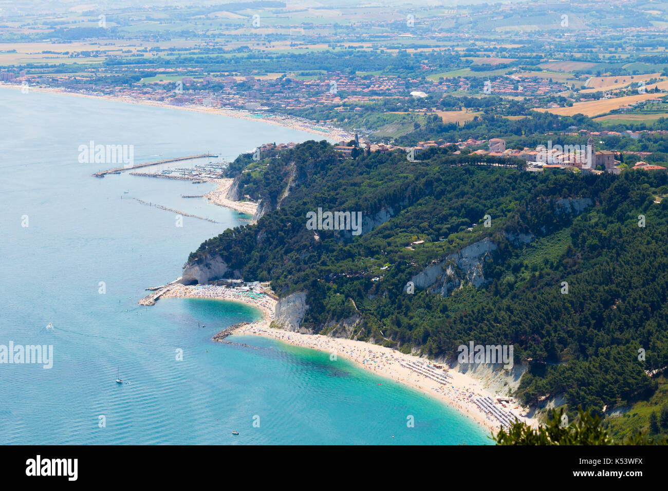 Vue aérienne plage Sirolo, Conero, Marches, Italie. Due sorelle beach. Monument italien Banque D'Images