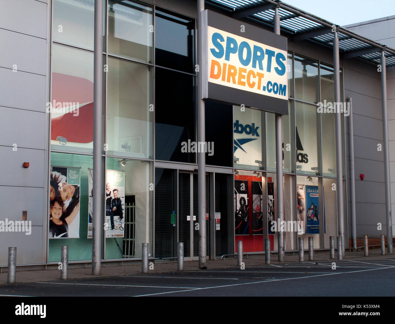 Sports direct détaillant de mode sportswear, créé en 1982 par Mike Ashley Banque D'Images